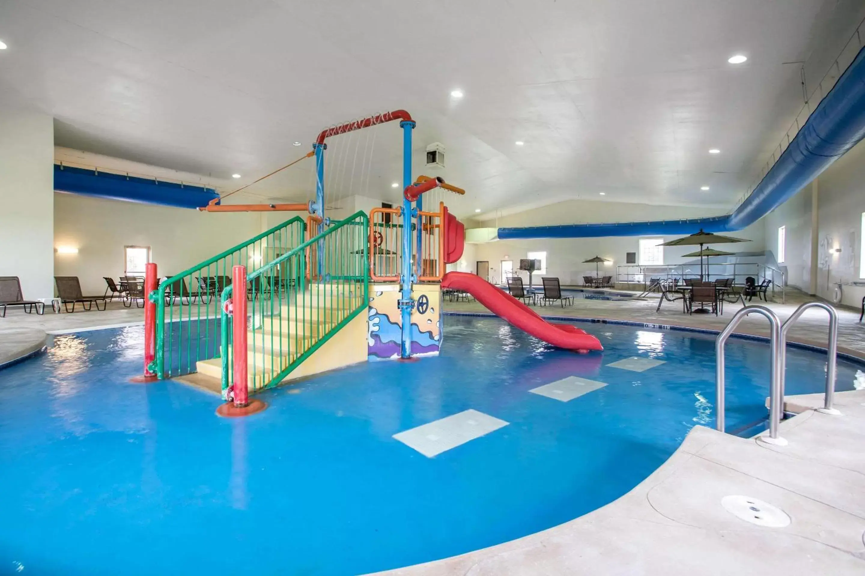 Swimming pool in Comfort Suites Johnson Creek Conference