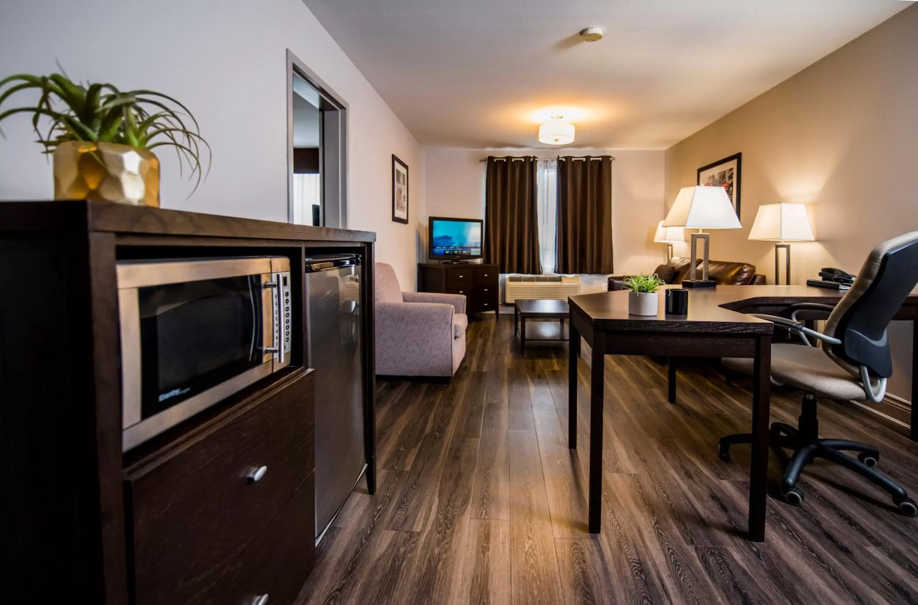 Communal lounge/ TV room, TV/Entertainment Center in Best Western Plus Moncton