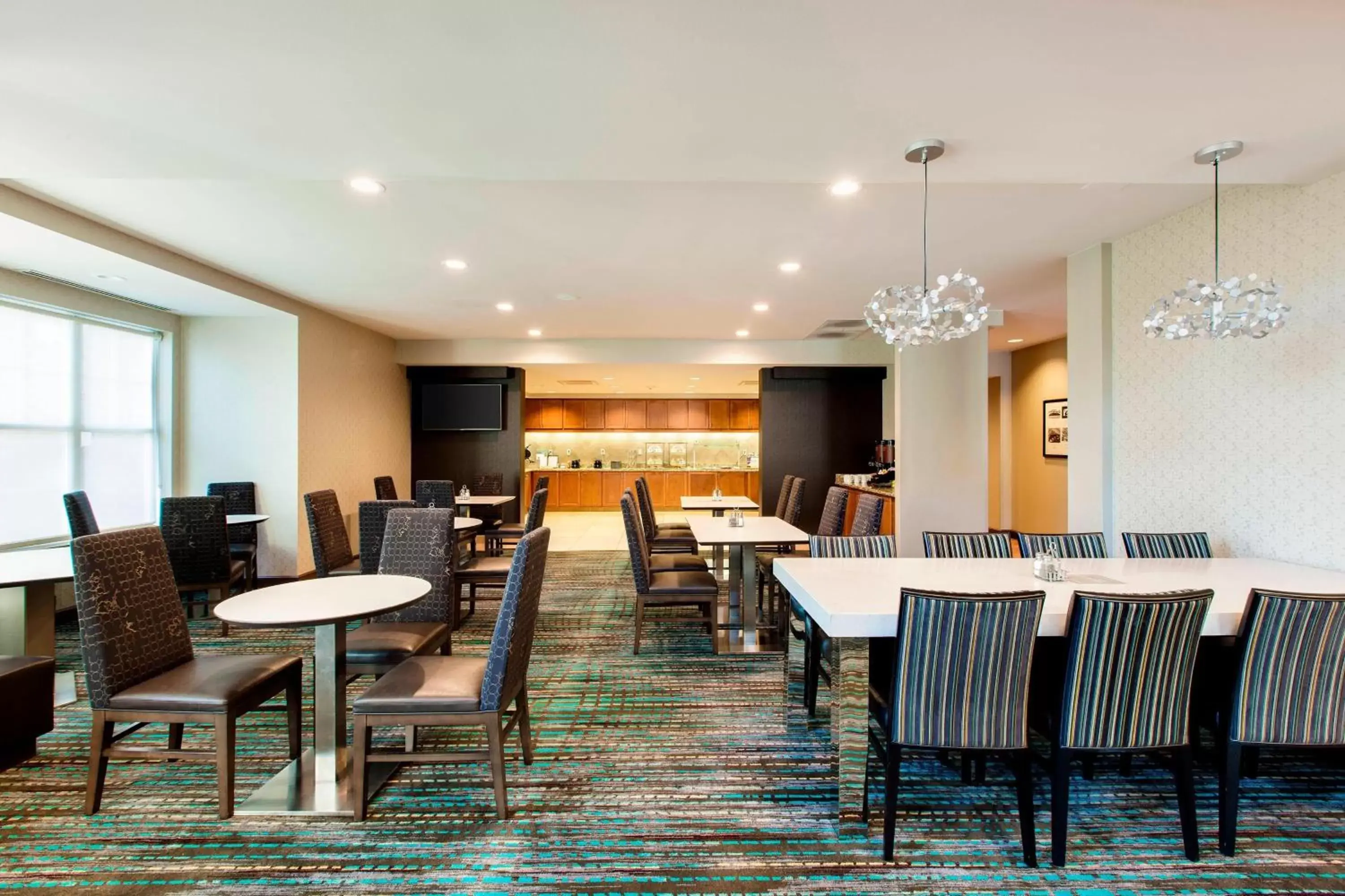 Restaurant/places to eat in Residence Inn Chicago Midway Airport