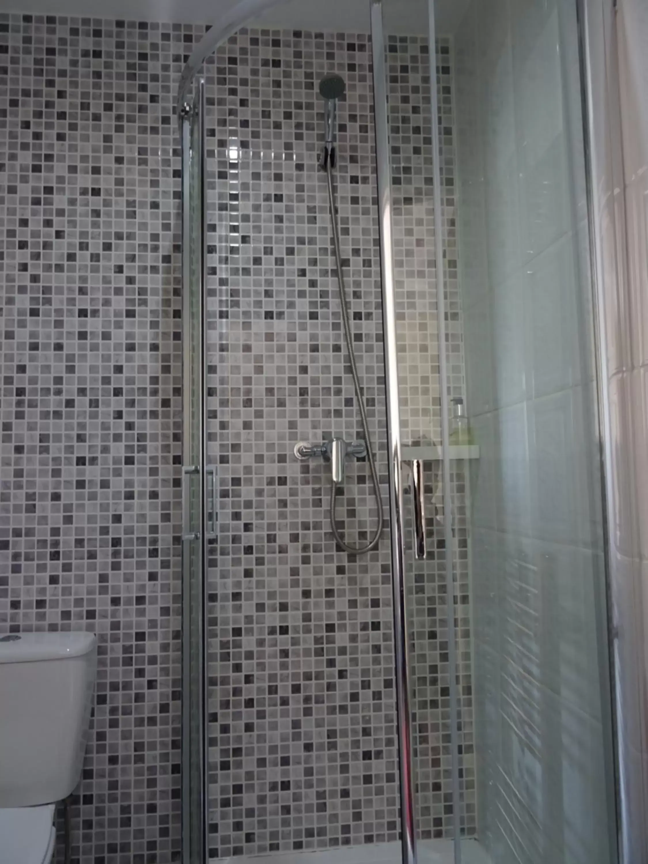 Bathroom in The Gatwick White House Hotel Bathroom in The Gatwick White House Hotel