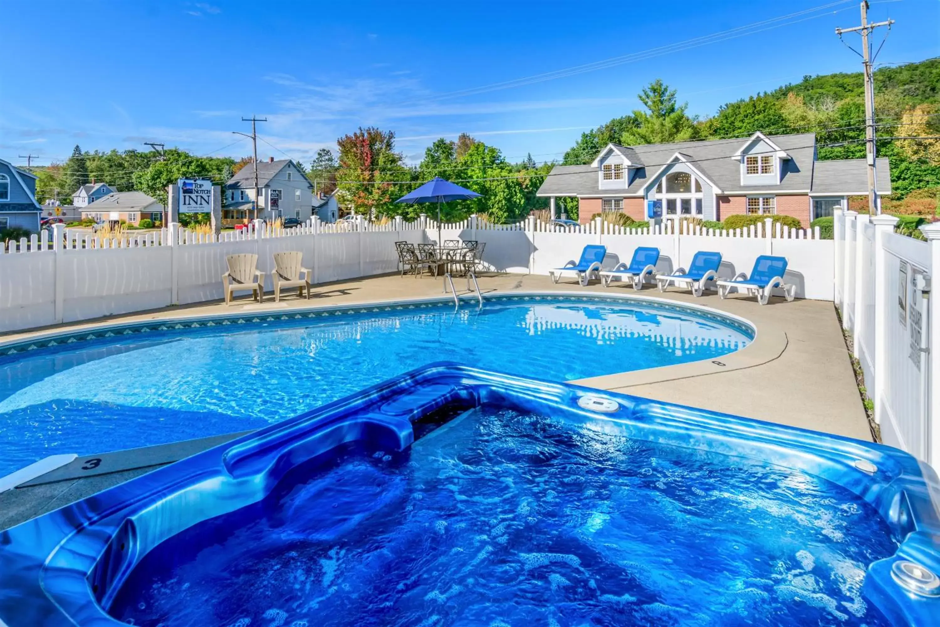 Swimming Pool in Top Notch Inn