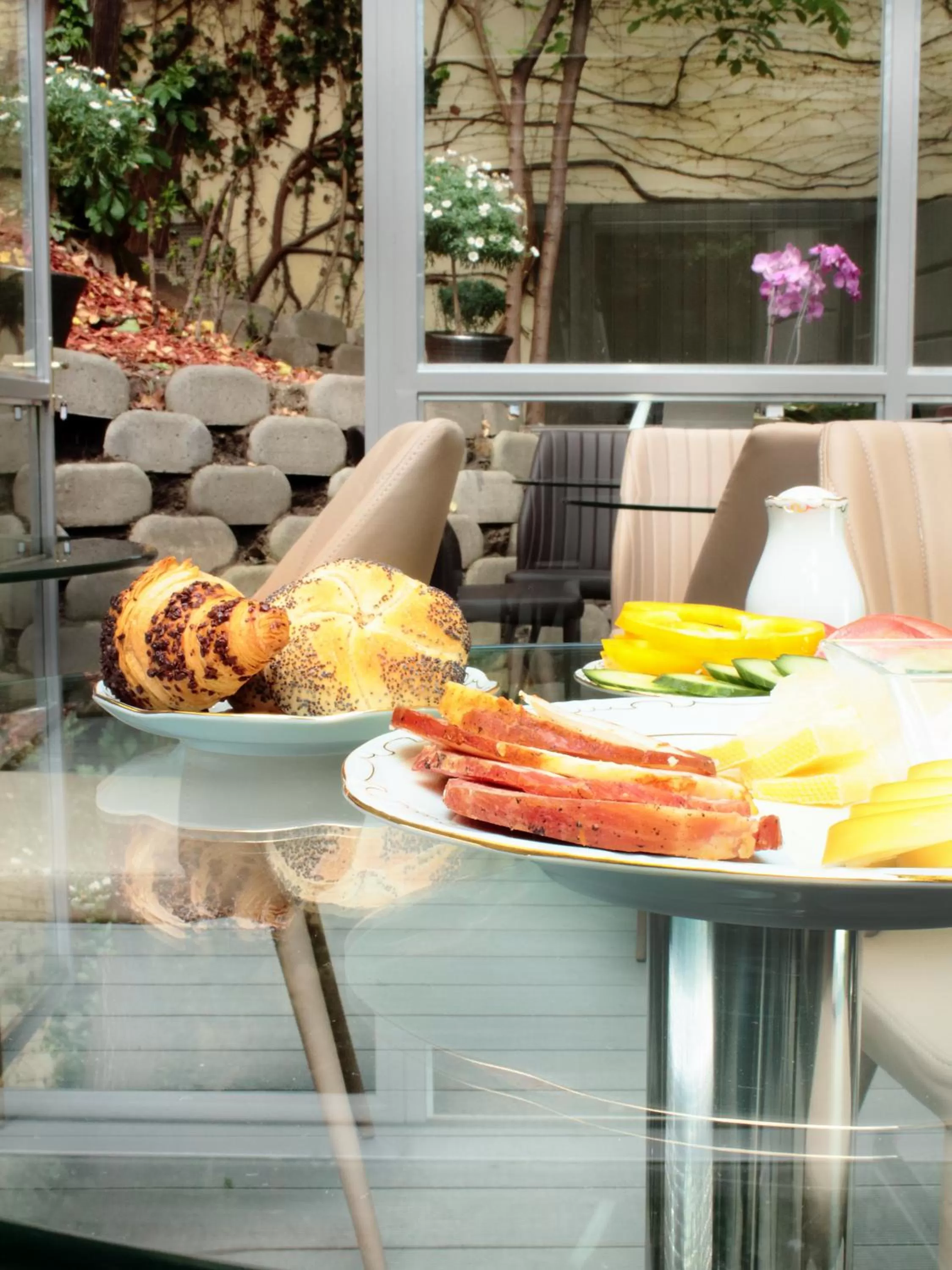 Restaurant/places to eat in Milford Suites Budapest