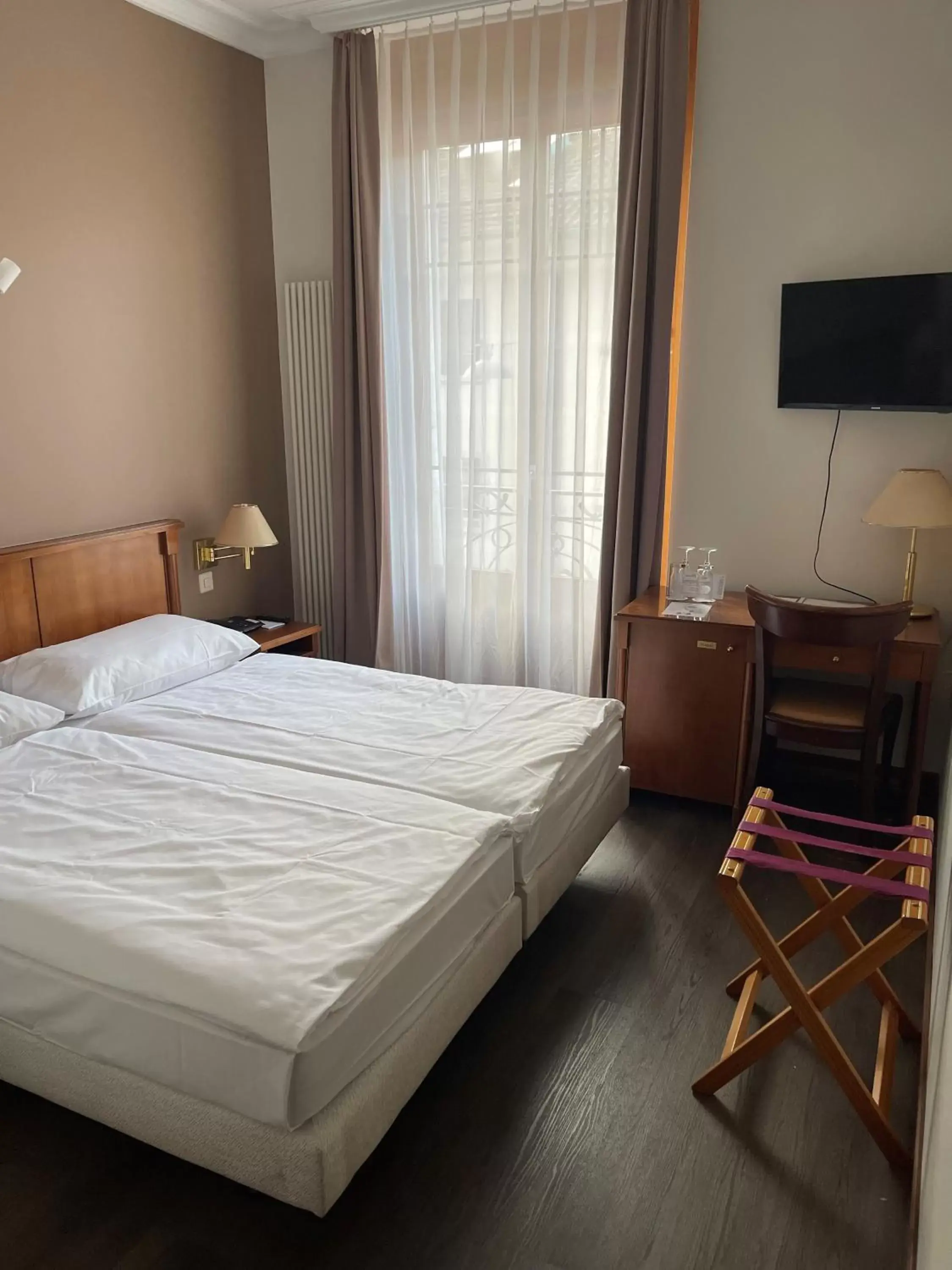 Photo of the whole room, Bed in Hôtel des Alpes