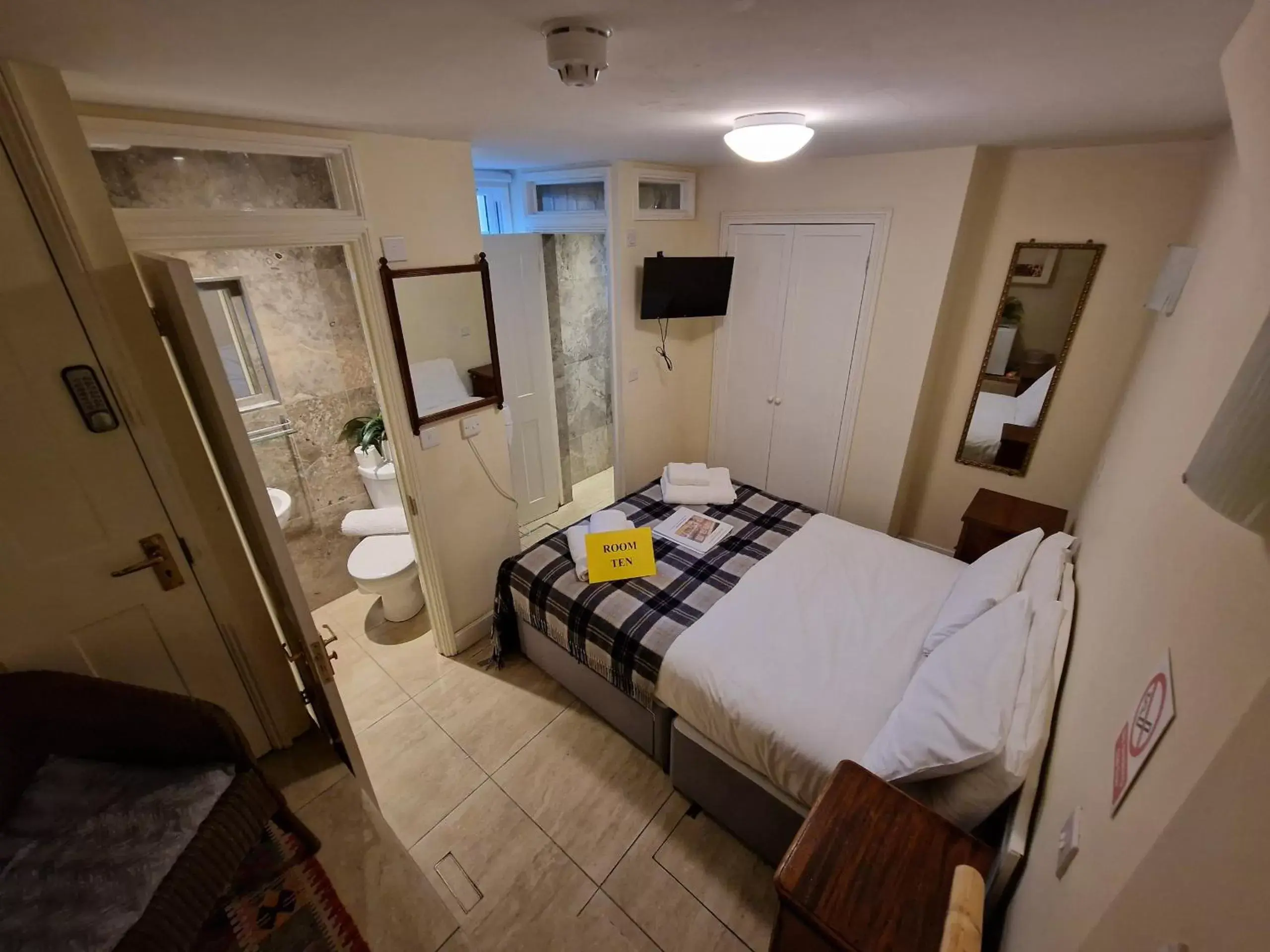 Basement Budget Double Room with Ensuite & Steep Stairs in Canterbury Black Horse Basement Budget Double Room with Ensuite & Steep Stairs in Canterbury Black Horse