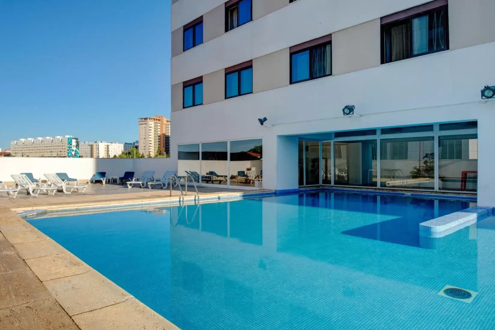 Swimming Pool in VIP Executive Zurique Hotel