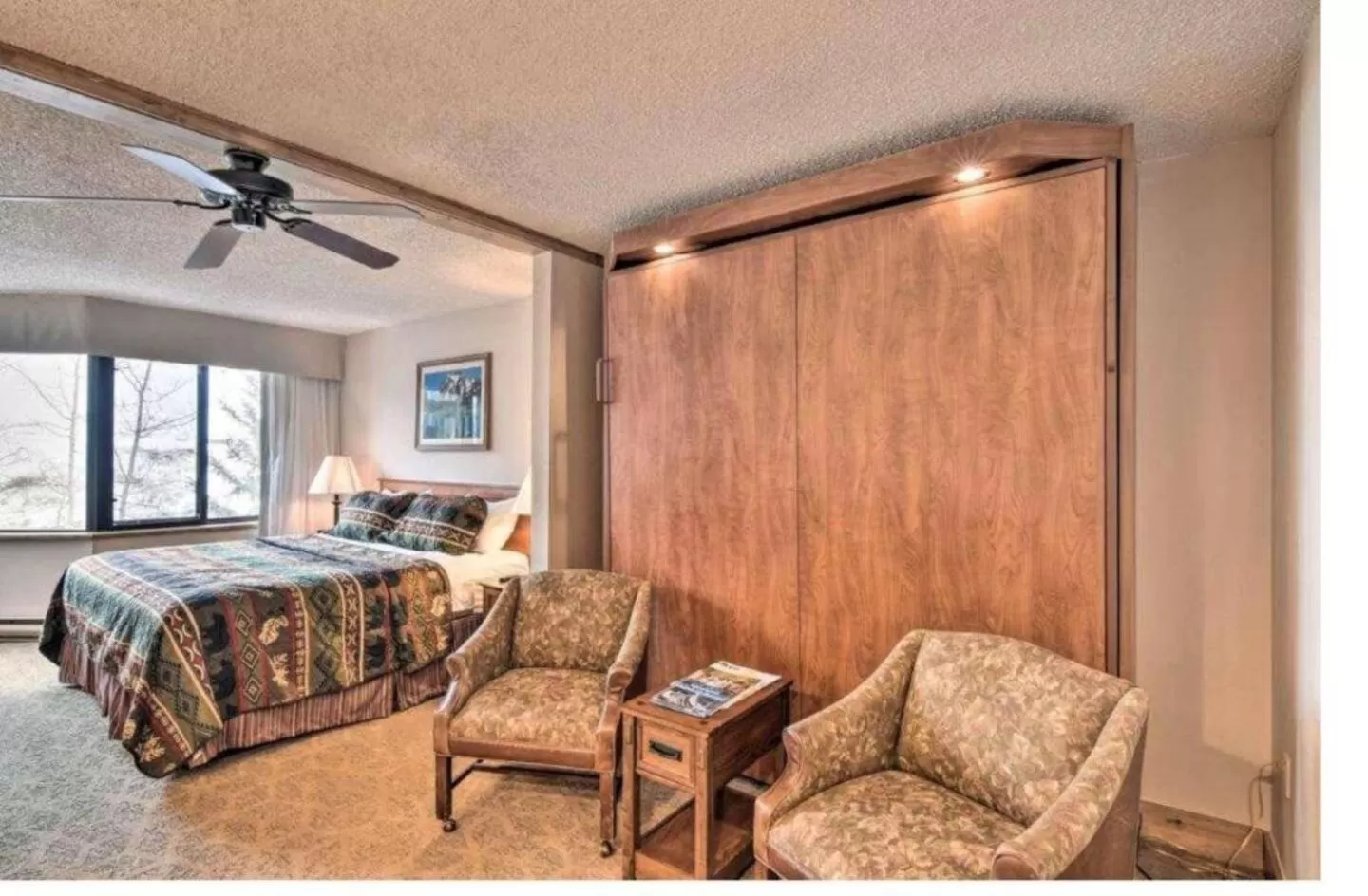 Seating area, Bed in Grand Lodge