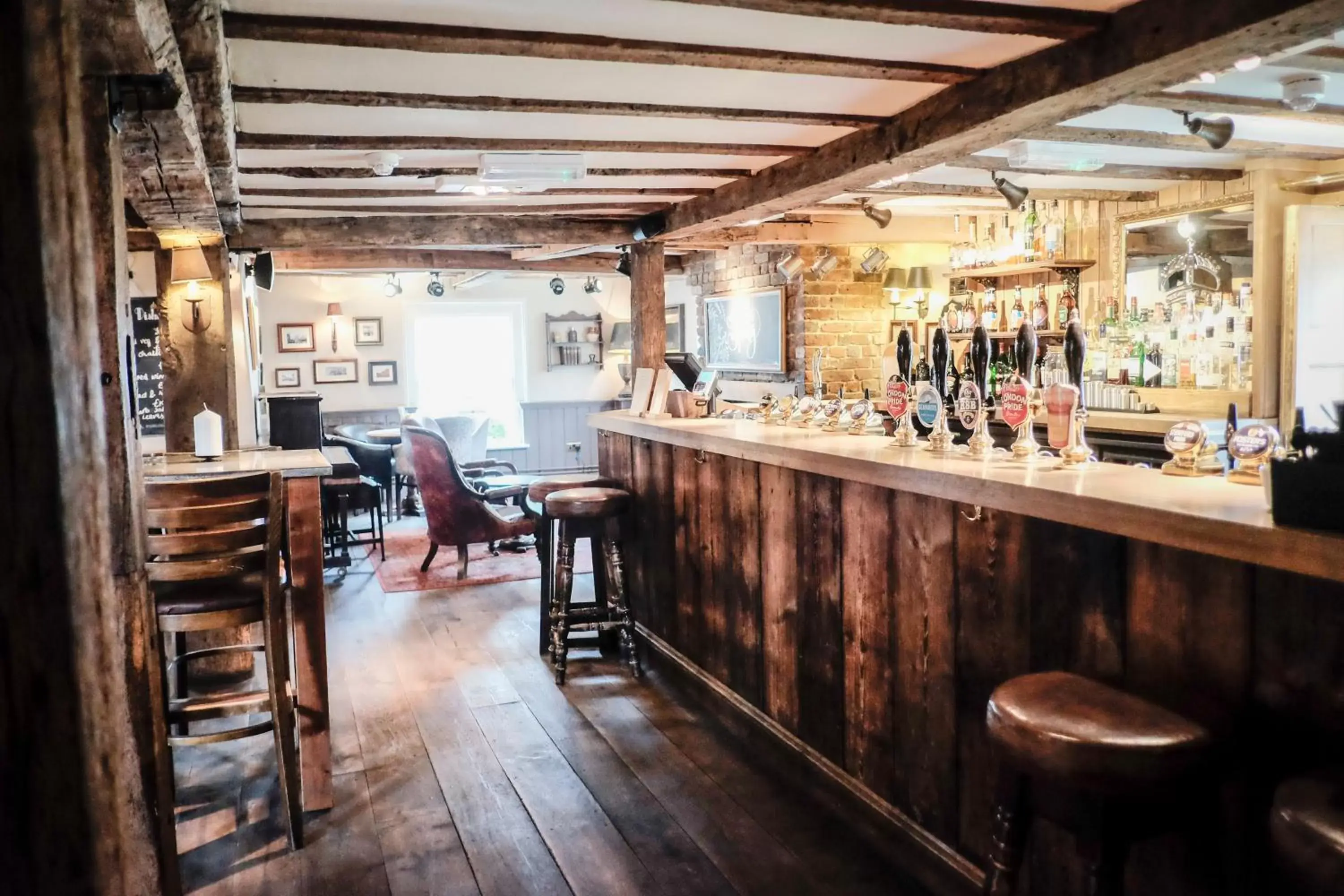 Lounge or bar, Restaurant/Places to Eat in The Crown Inn