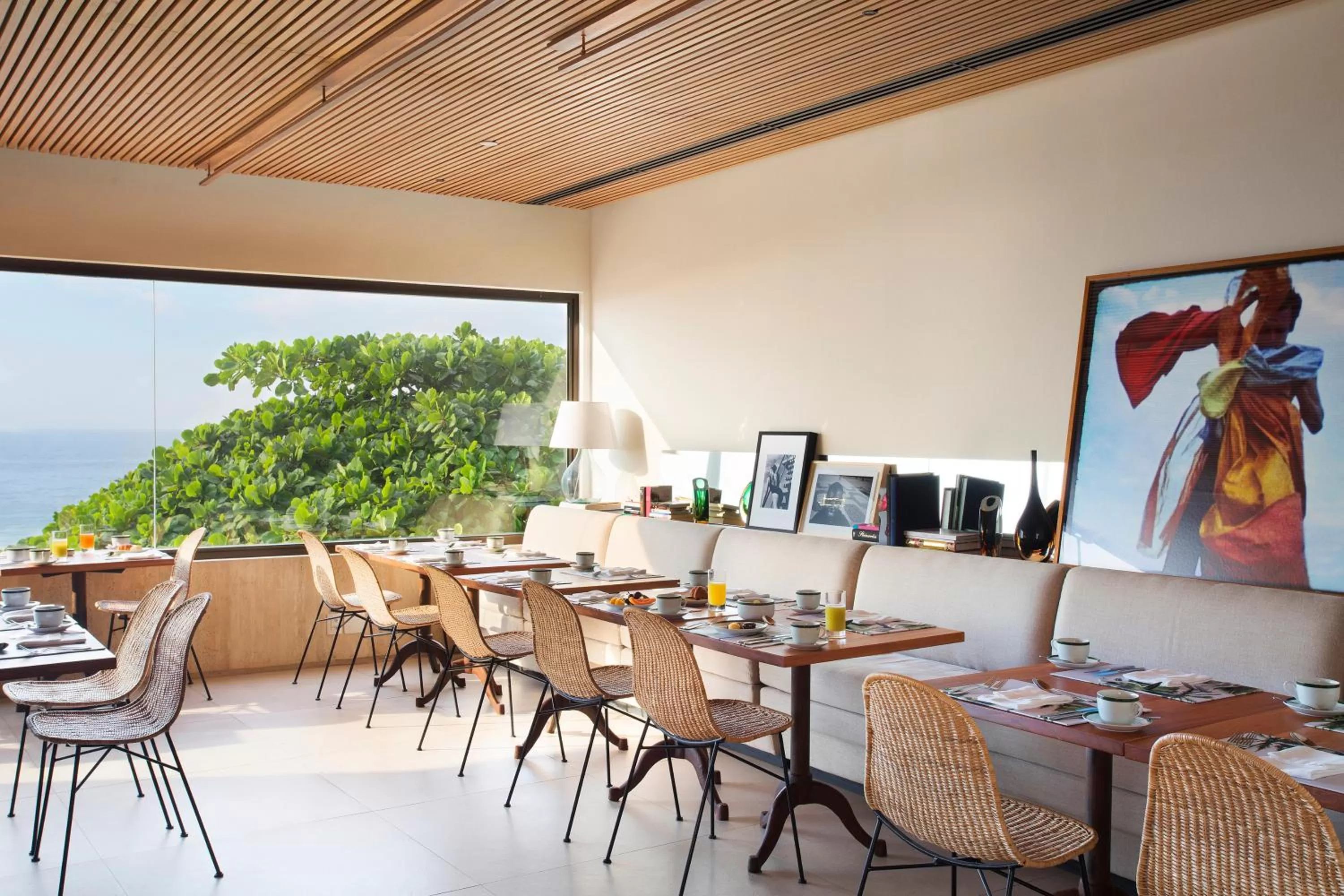 Restaurant/places to eat in JANEIRO Hotel