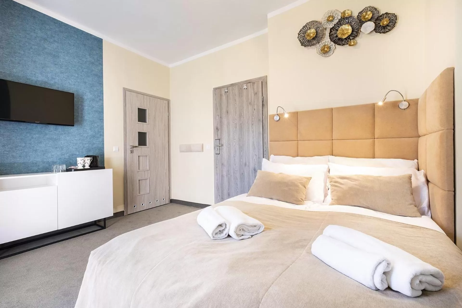 Seating area, Bed in Max Health Resort SPA