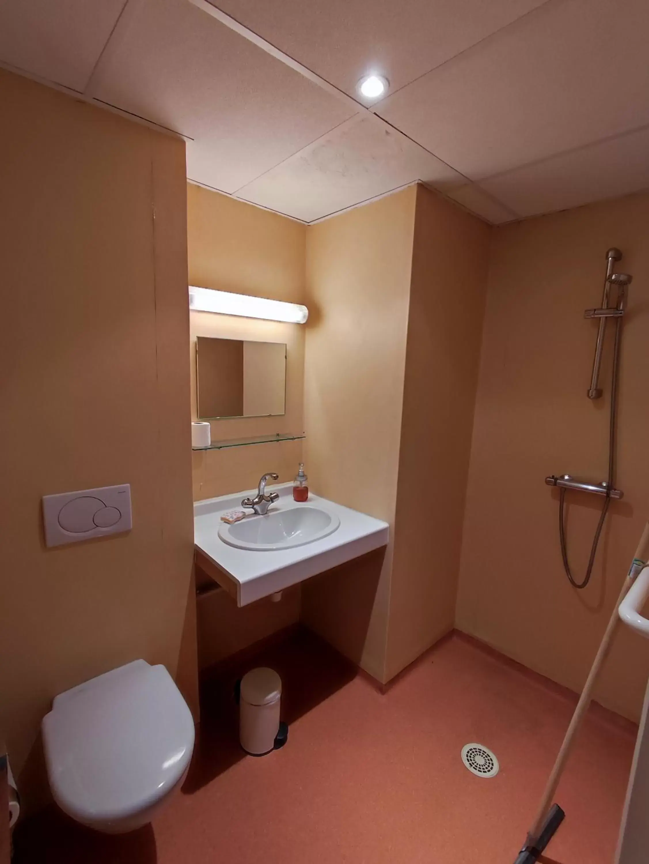 Bathroom in Gîte d'étape et de groupe du Clos Saint Roch