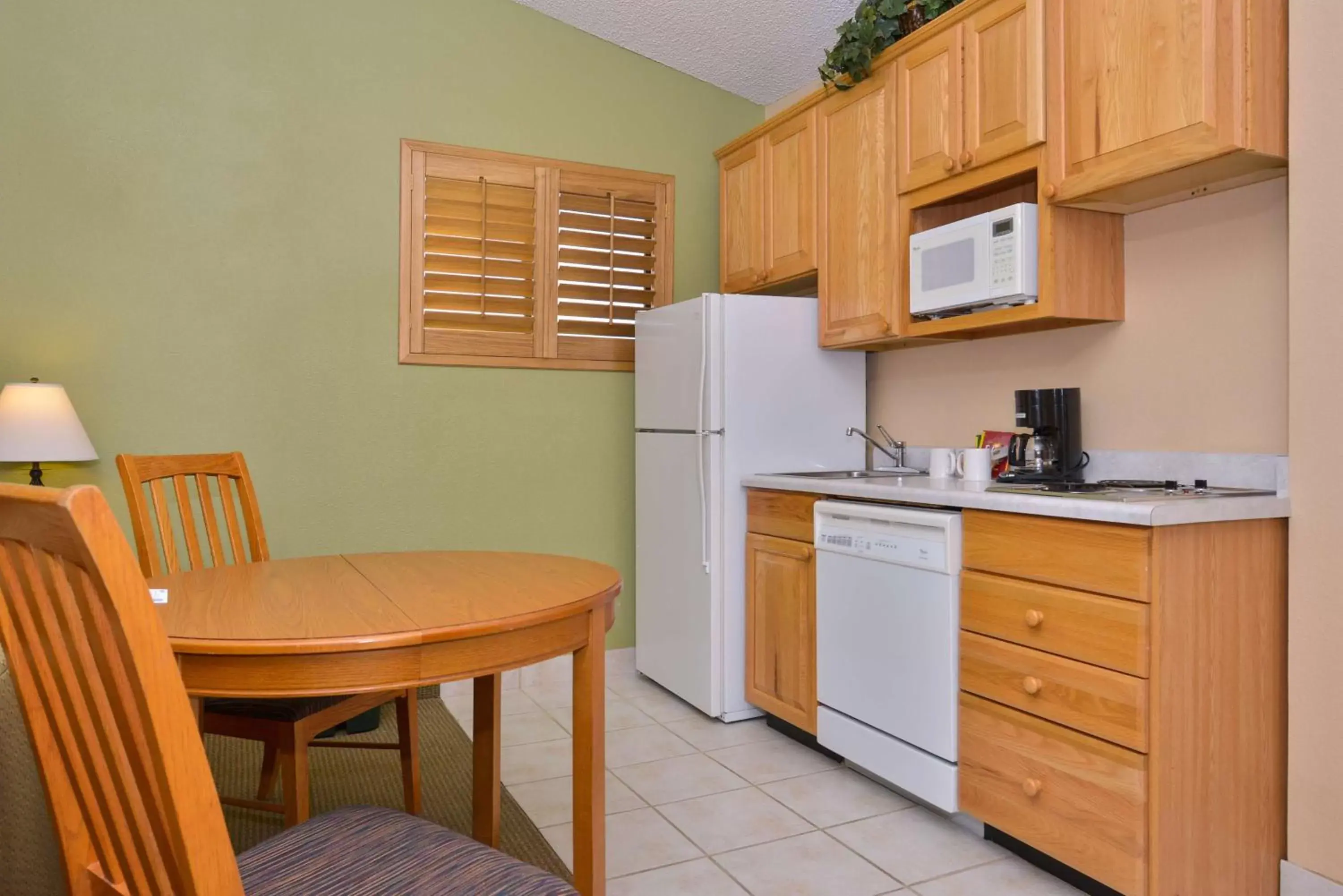 Kitchen or kitchenette, Kitchen/Kitchenette in Best Western Plus King's Inn and Suites