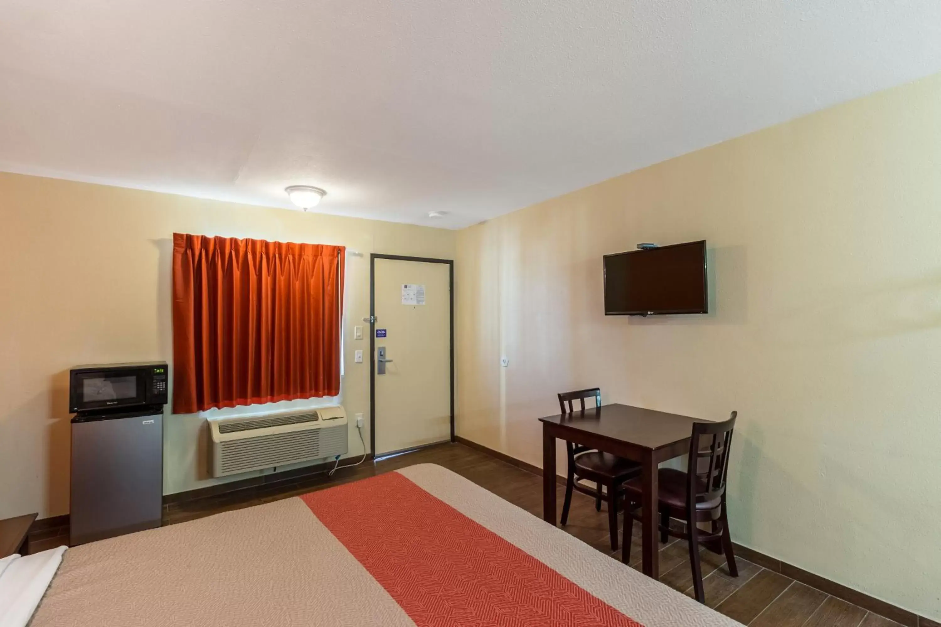 Bedroom, TV/Entertainment Center in Motel 6-Blythe, CA - South