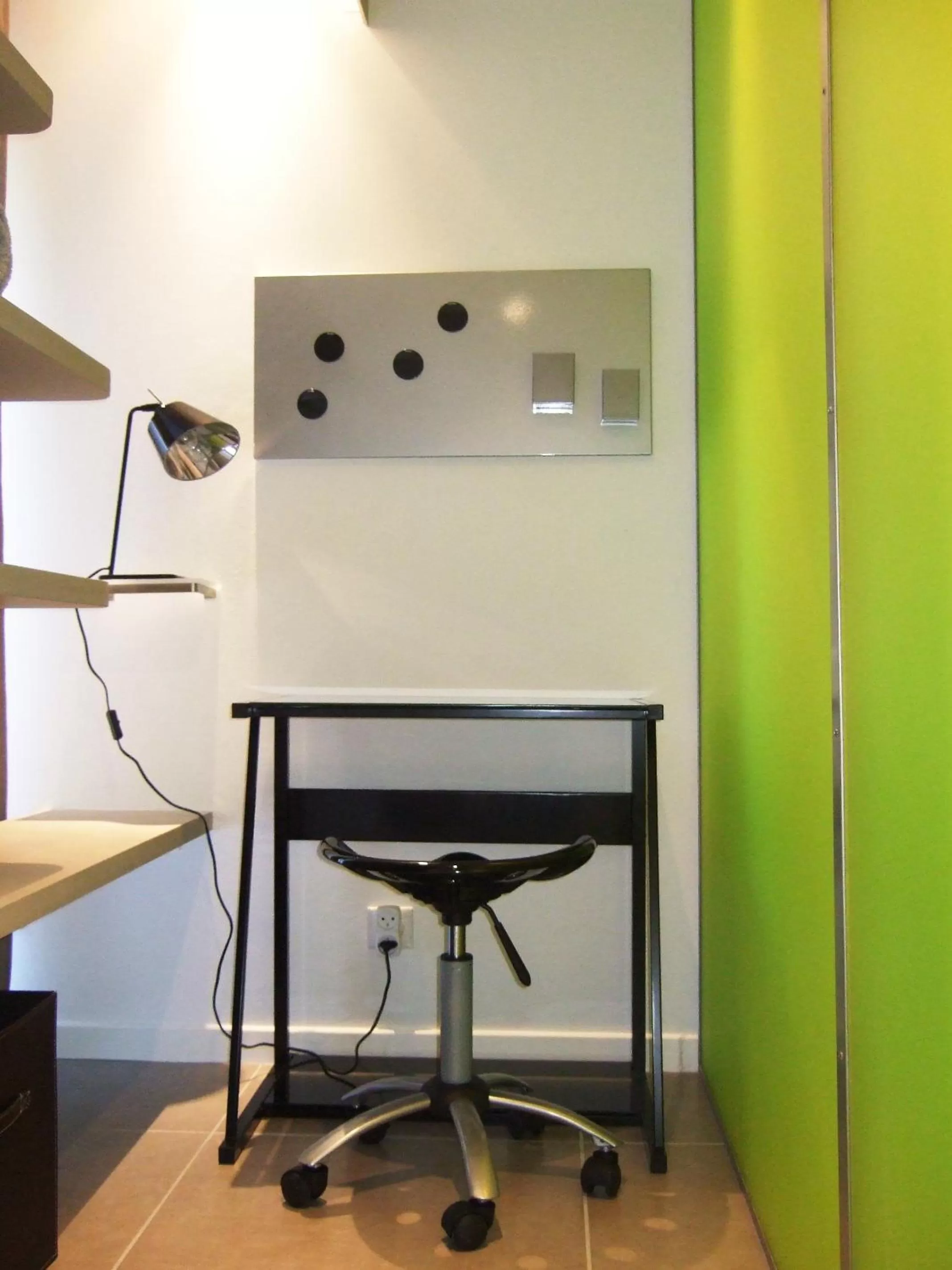 Seating area, TV/Entertainment Center in Le Jour et la Nuit, Maison d'hôtes