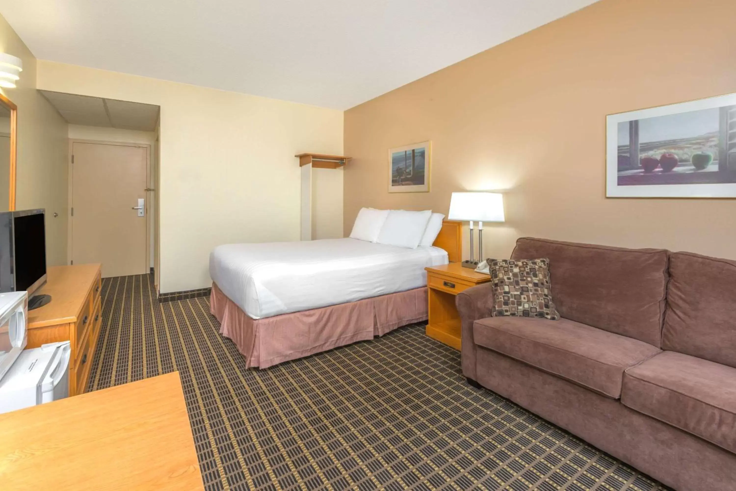 Photo of the whole room, Bed in Howard Johnson by Wyndham Tillsonburg