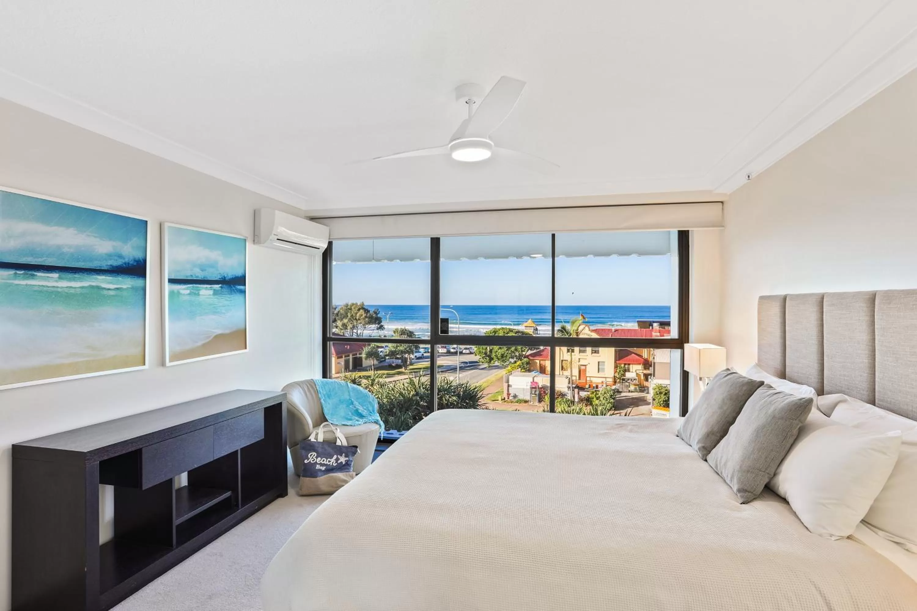 Bedroom, Bed in De Ville Apartments