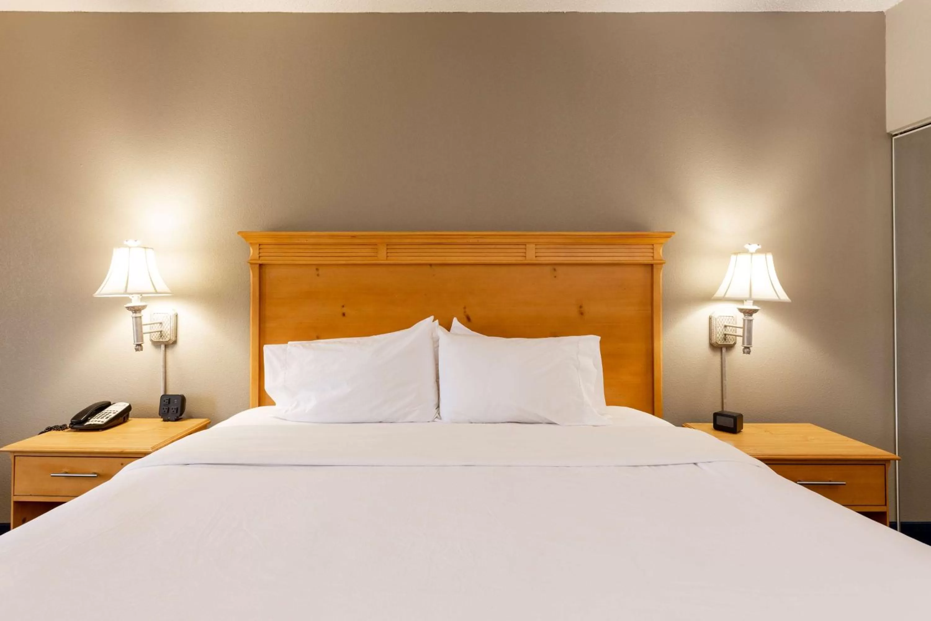 Bed in Hampton Inn & Suites Jacksonville Deerwood Park