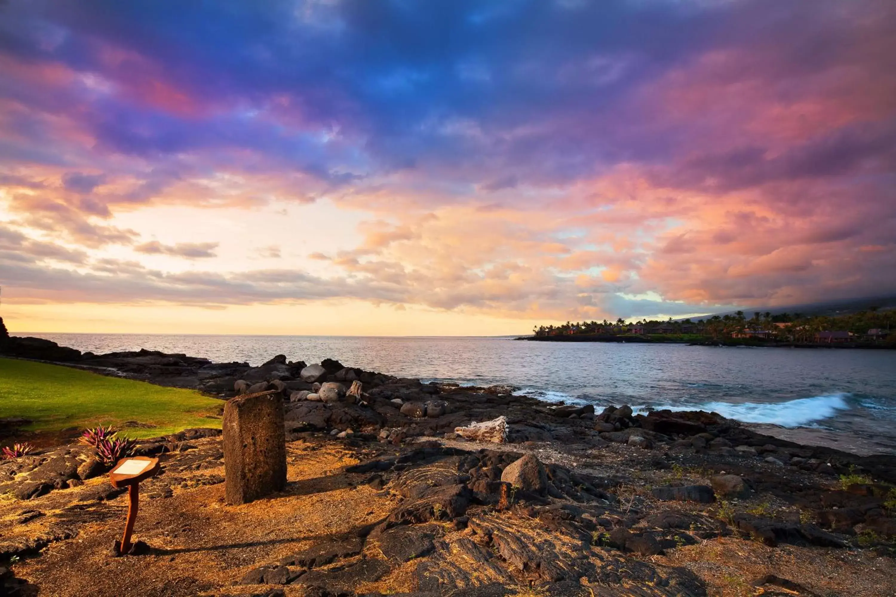 Property building in Outrigger Kona Resort and Spa