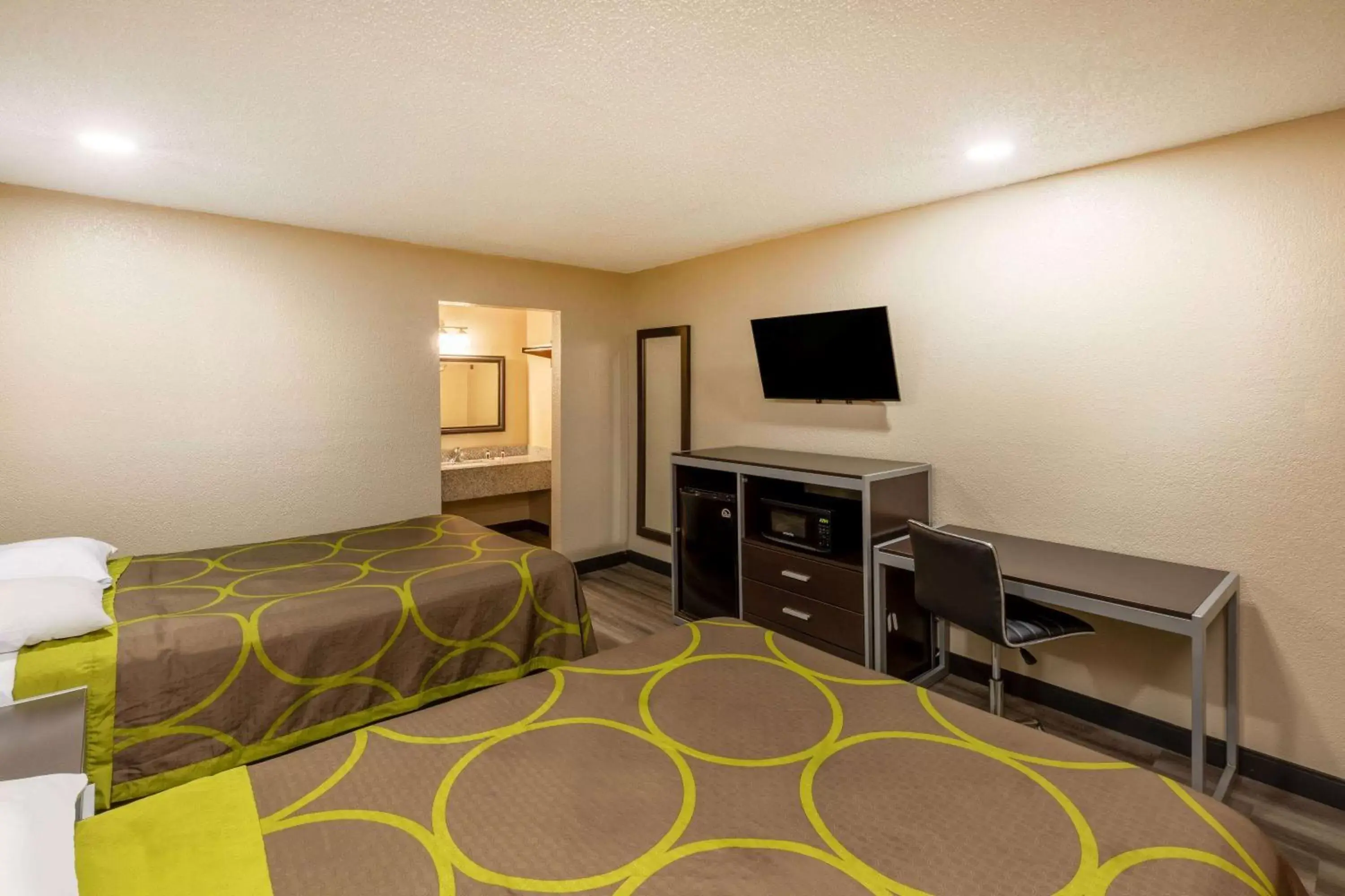 Photo of the whole room, Bed in Super 8 by Wyndham Tulsa/Arpt/St Fairgrounds