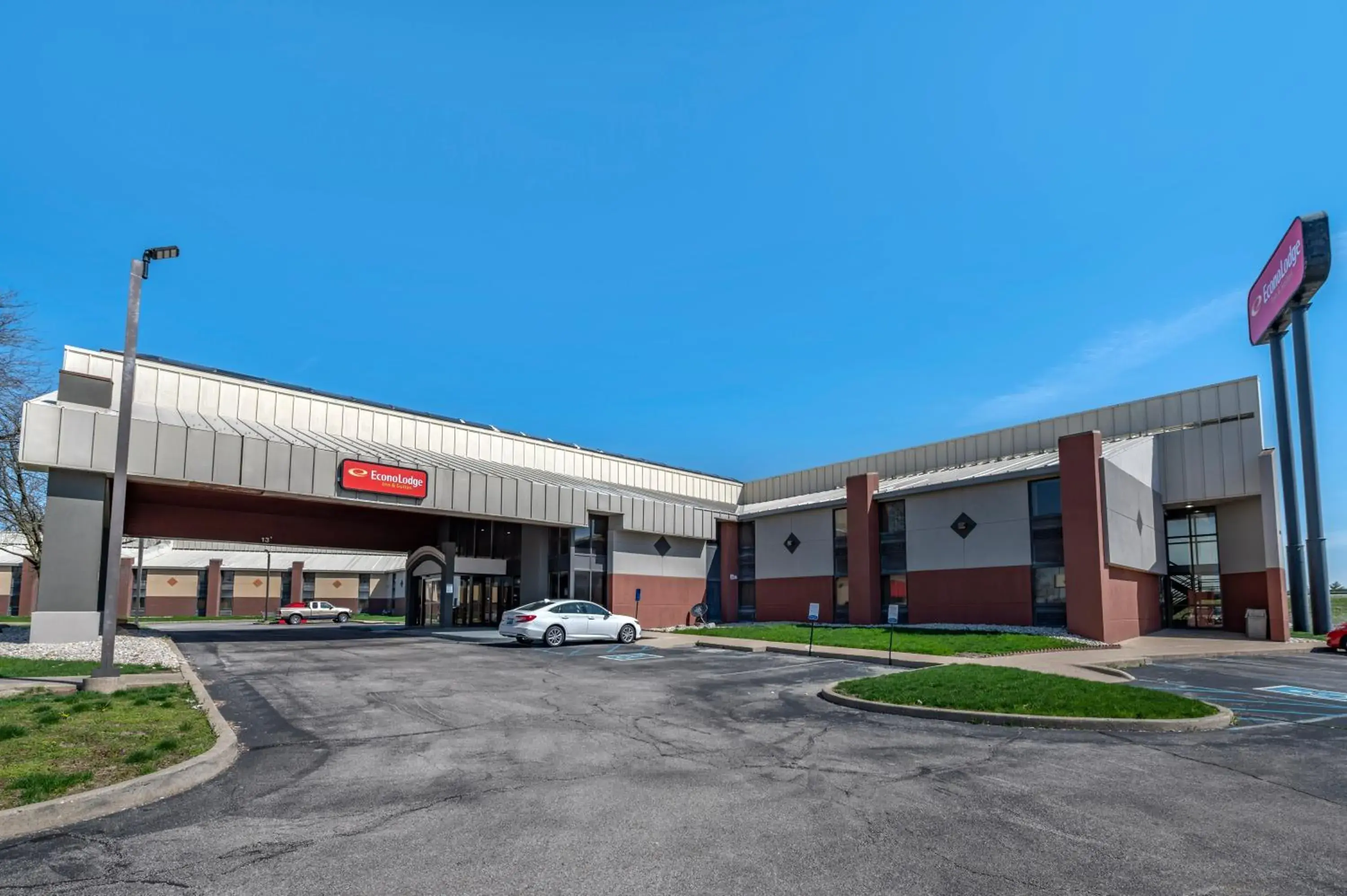 Property Building in Econo Lodge Inn & Suites