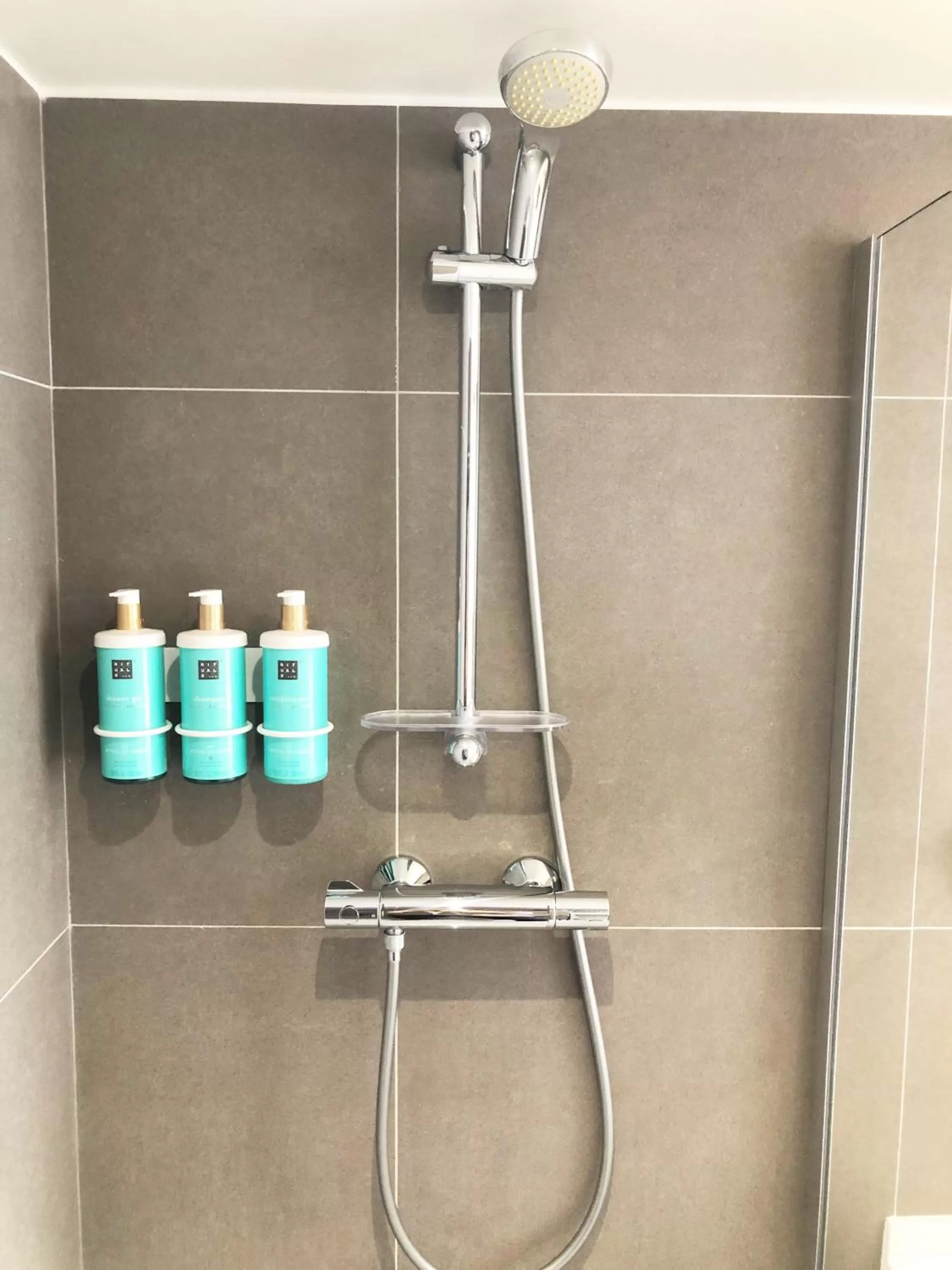Shower in Novotel Suites Montpellier Antigone