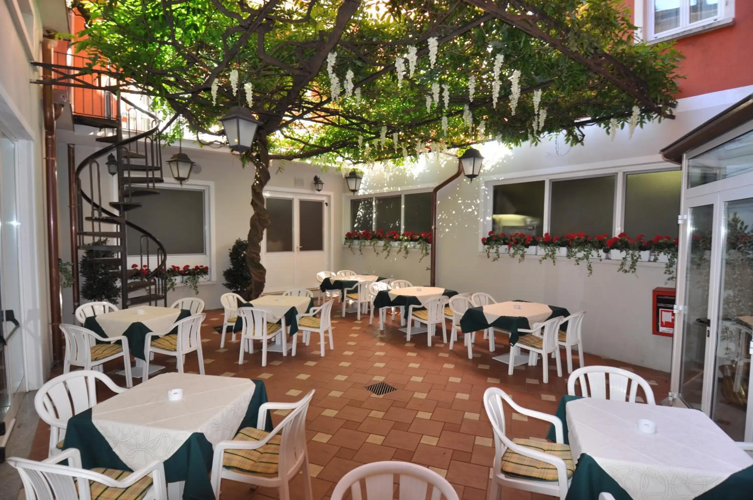 Patio, Restaurant/Places to Eat in Hotel Moderno
