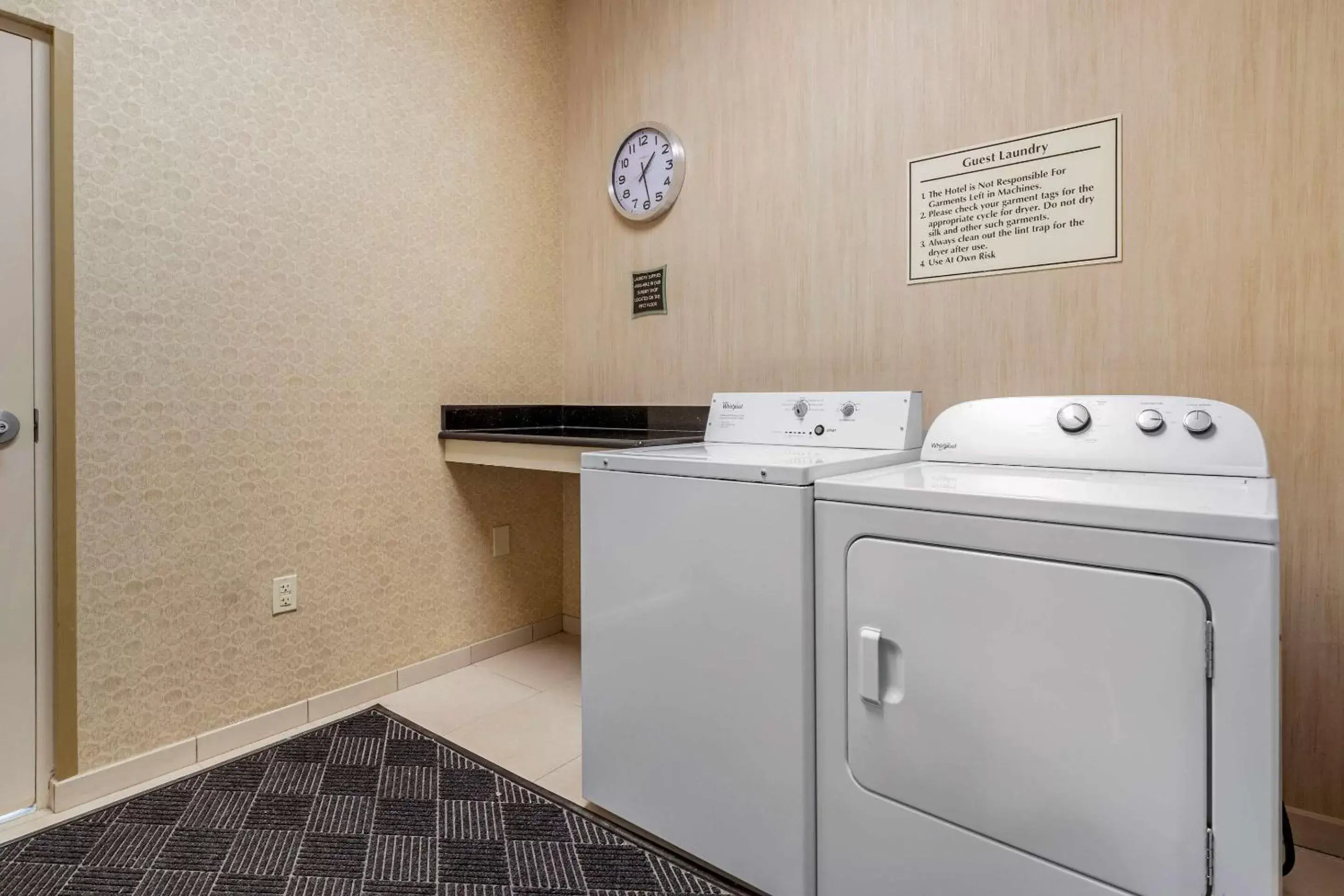 On site, Kitchen/Kitchenette in Comfort Suites Florence I-95
