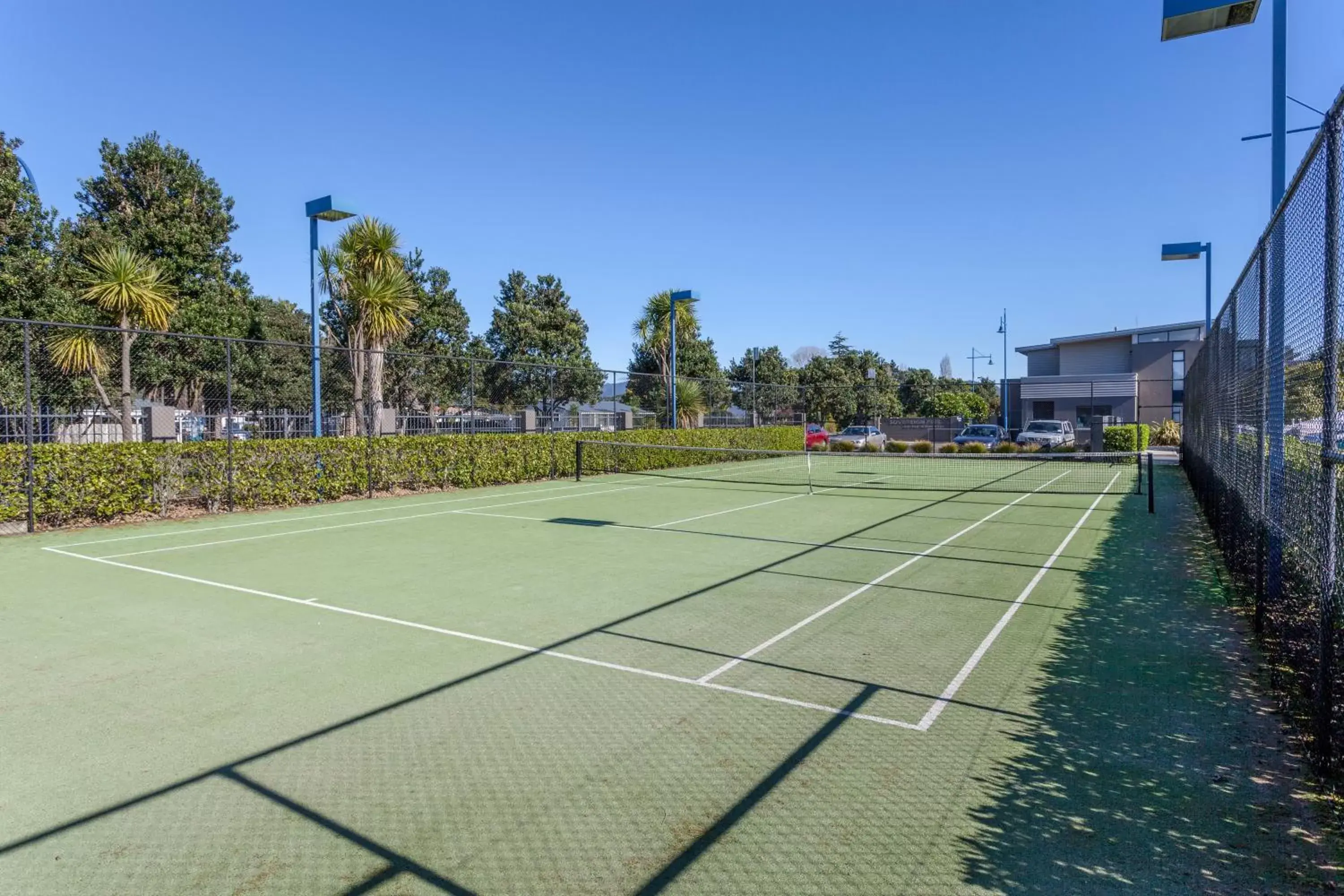 Property building, Tennis/Squash in Sovereign Pier On The Waterways