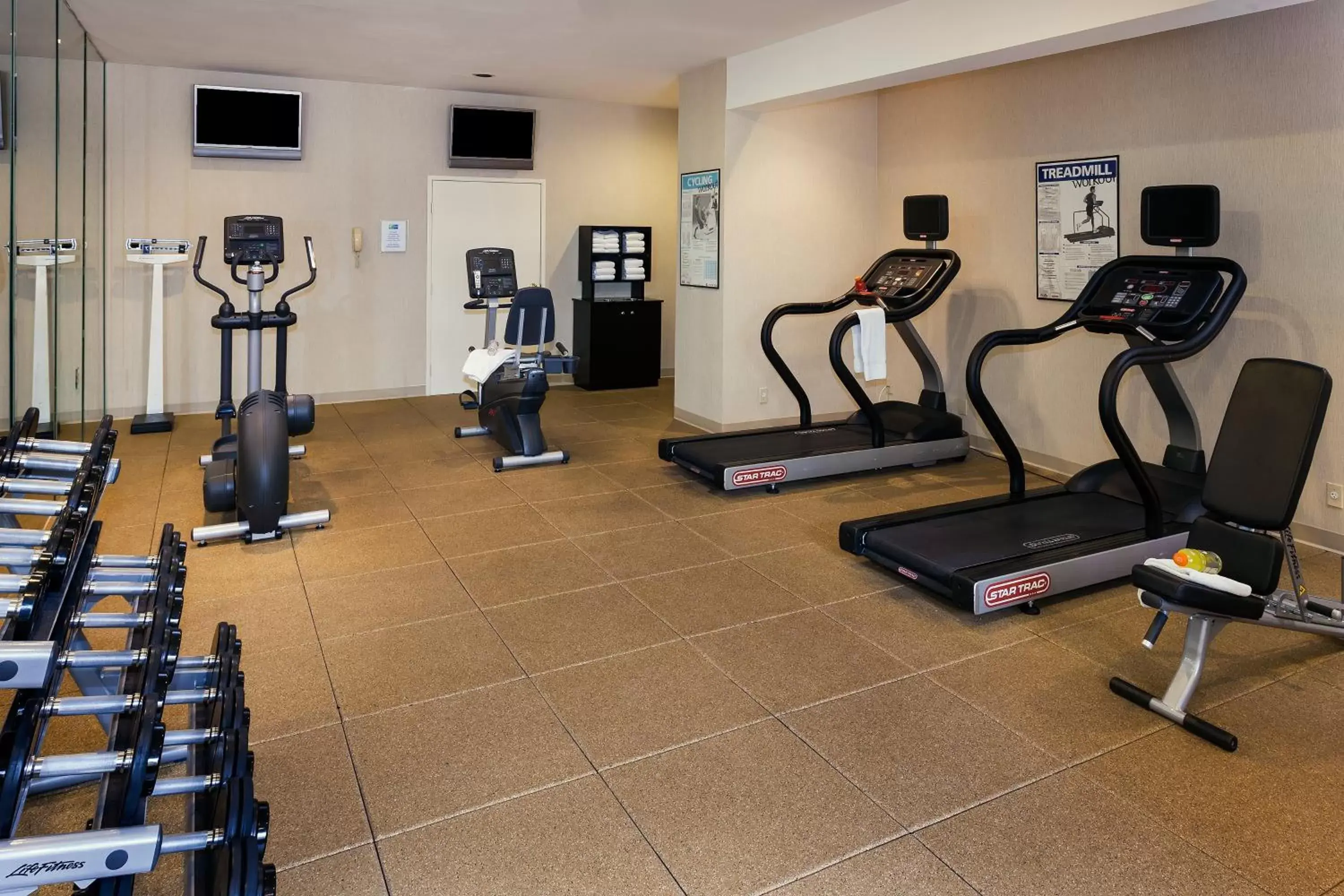 Spa and wellness centre/facilities, Fitness Center/Facilities in Holiday Inn Express Simi Valley, an IHG Hotel
