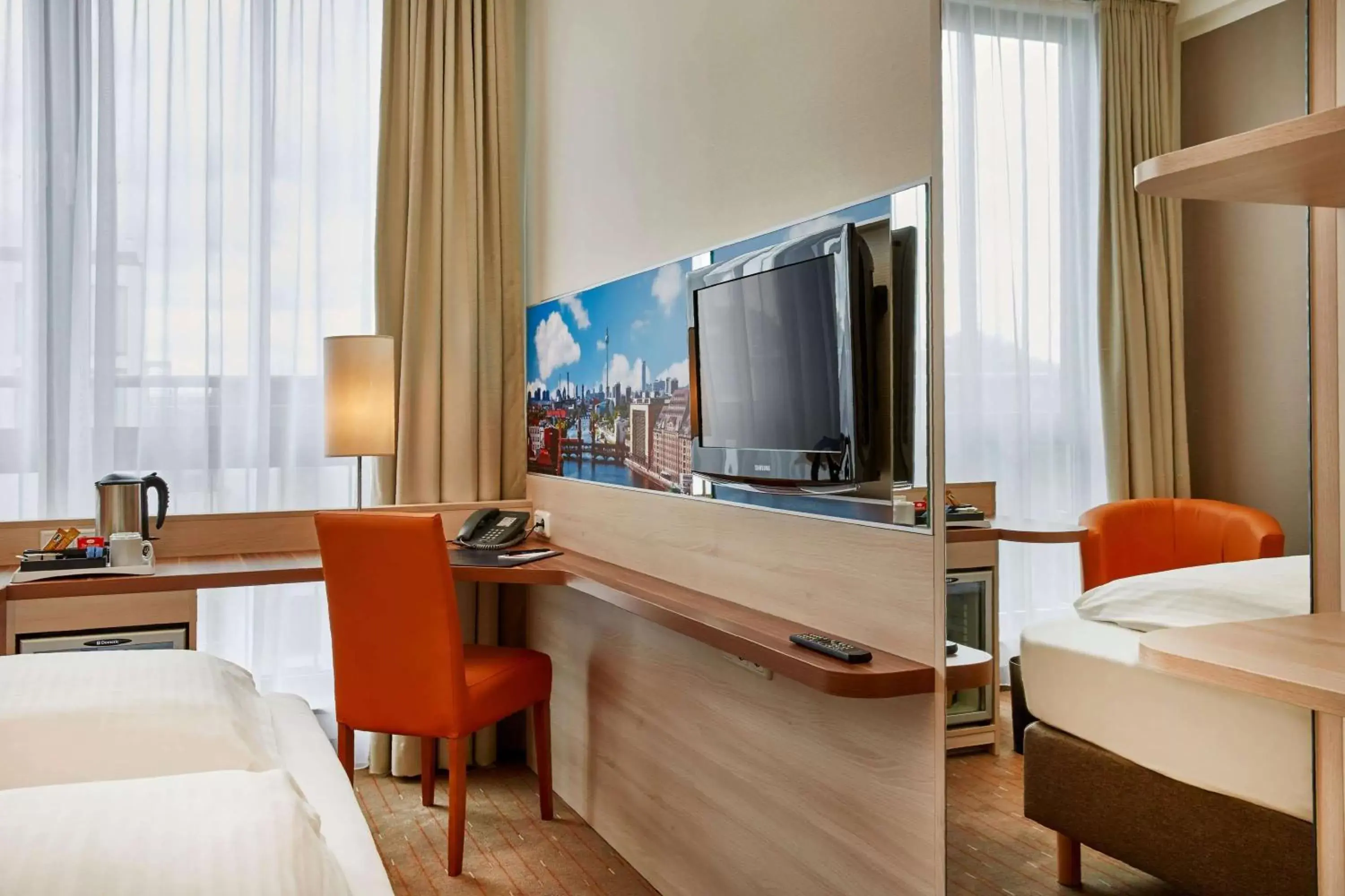 Photo of the whole room, TV/Entertainment Center in H+ Hotel Berlin Mitte