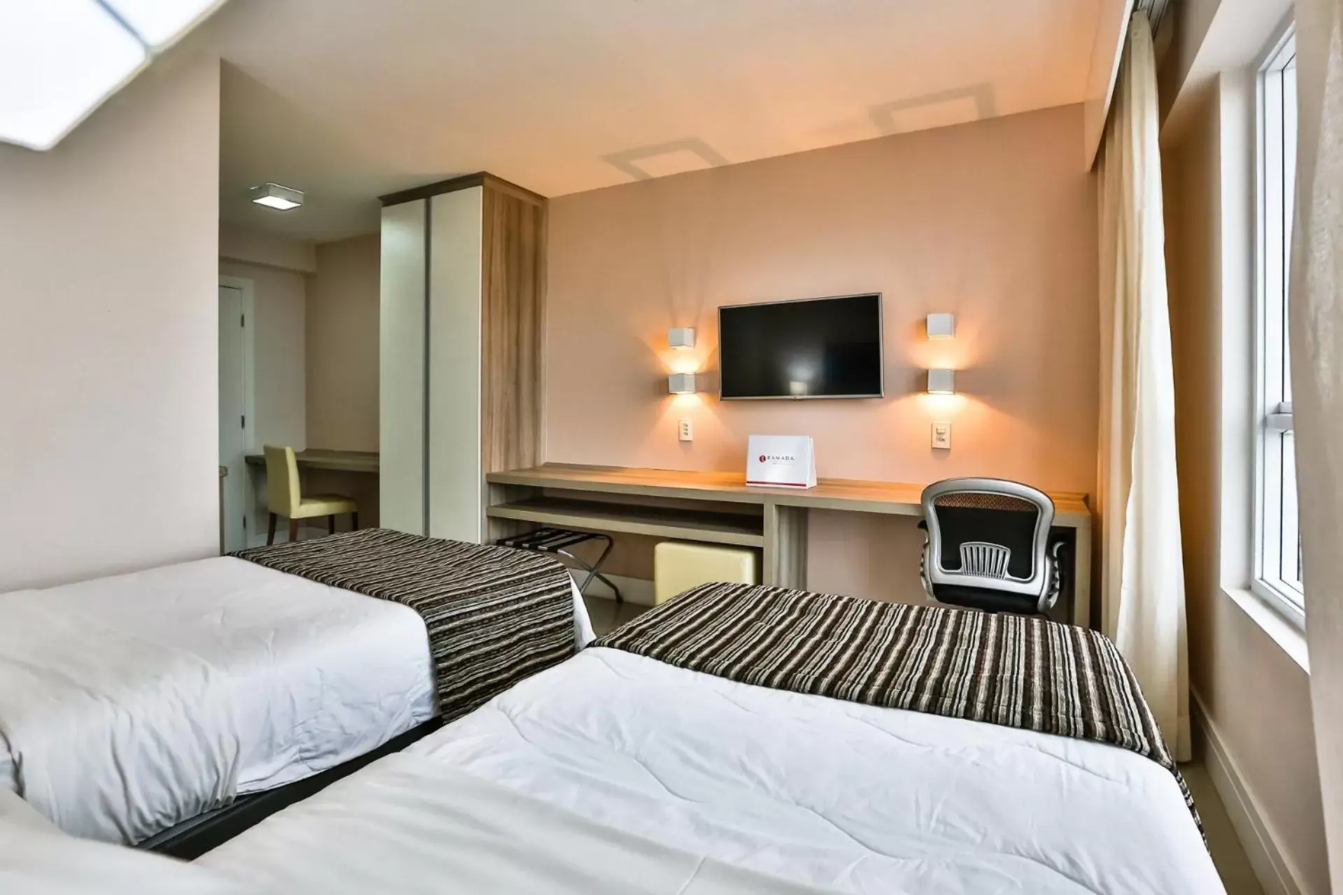 TV and multimedia, TV/Entertainment Center in Ramada Hotel & Suites Campos Pelinca