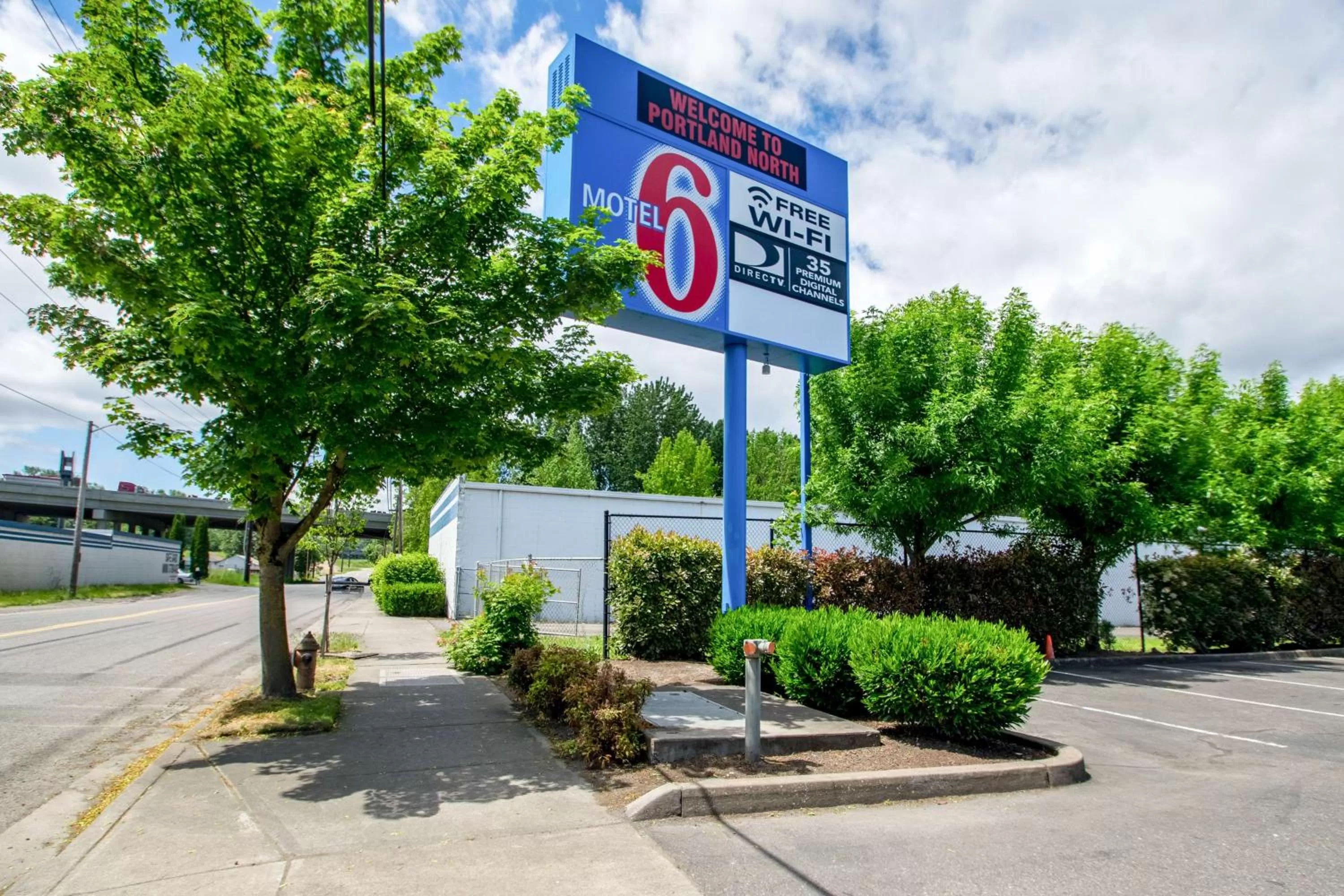 Property building in Motel 6-Portland, OR - North