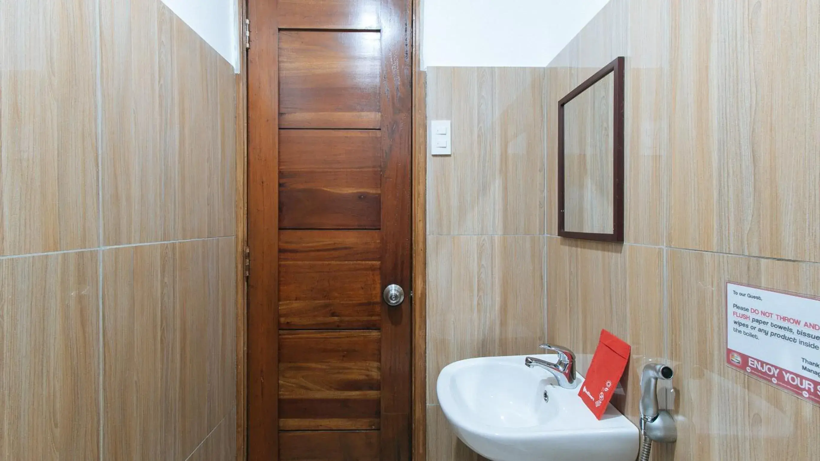 Bathroom in RedDoorz @ DBuilders Ph1 Taguig