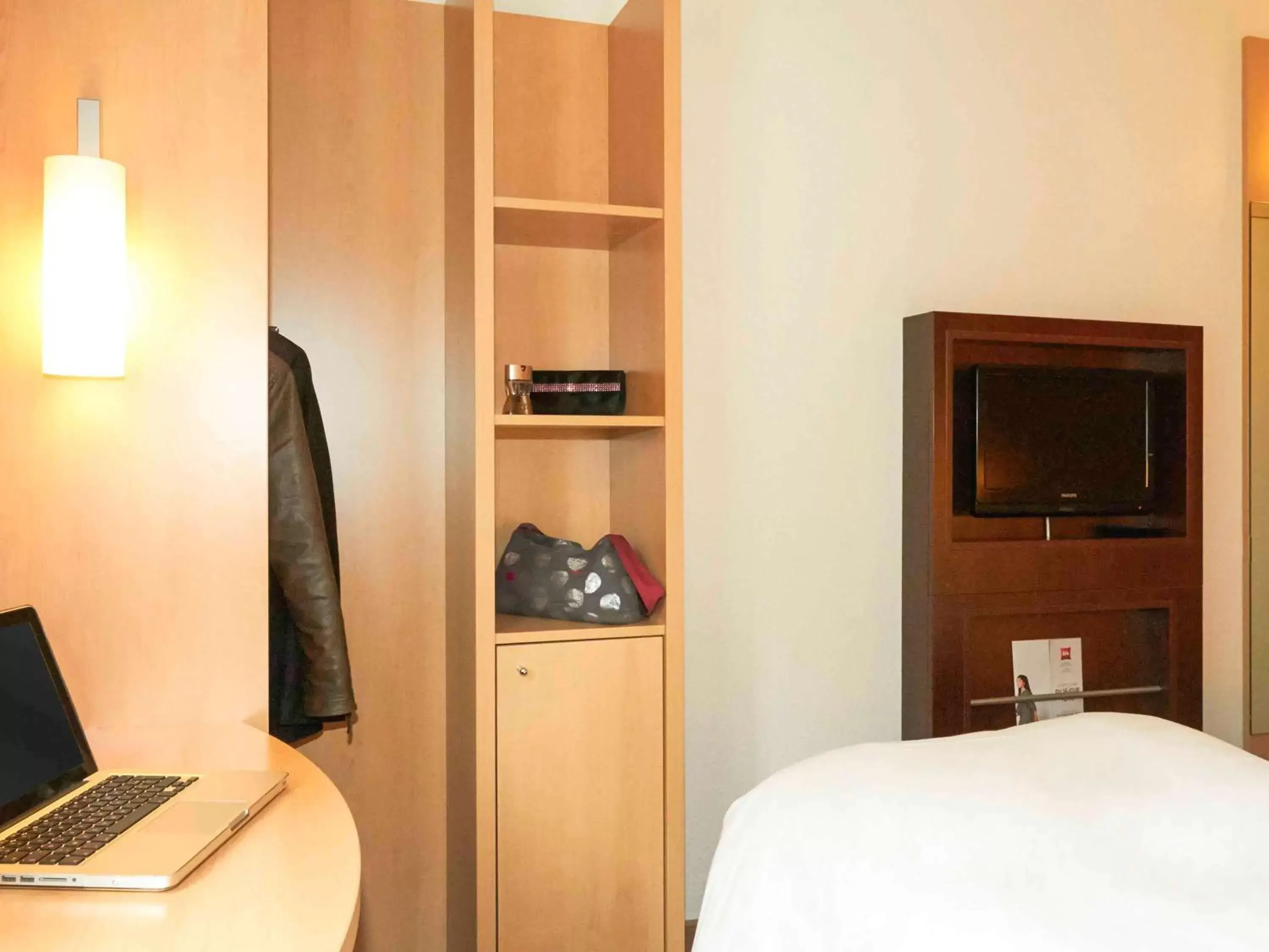 Photo of the whole room, TV/Entertainment Center in ibis Chalon Sur Saone Nord