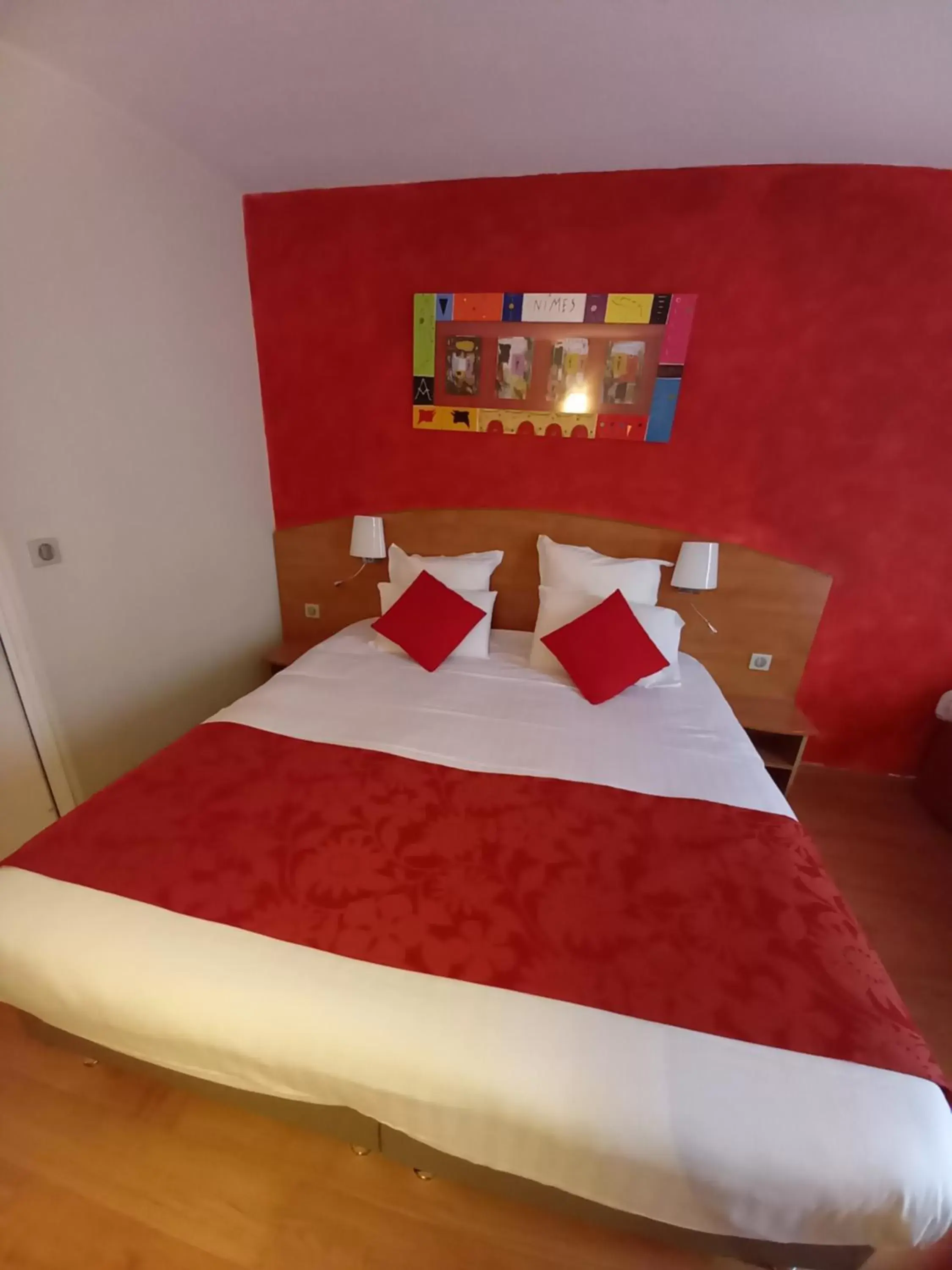 Bed in Kyriad Nîmes Ouest A9