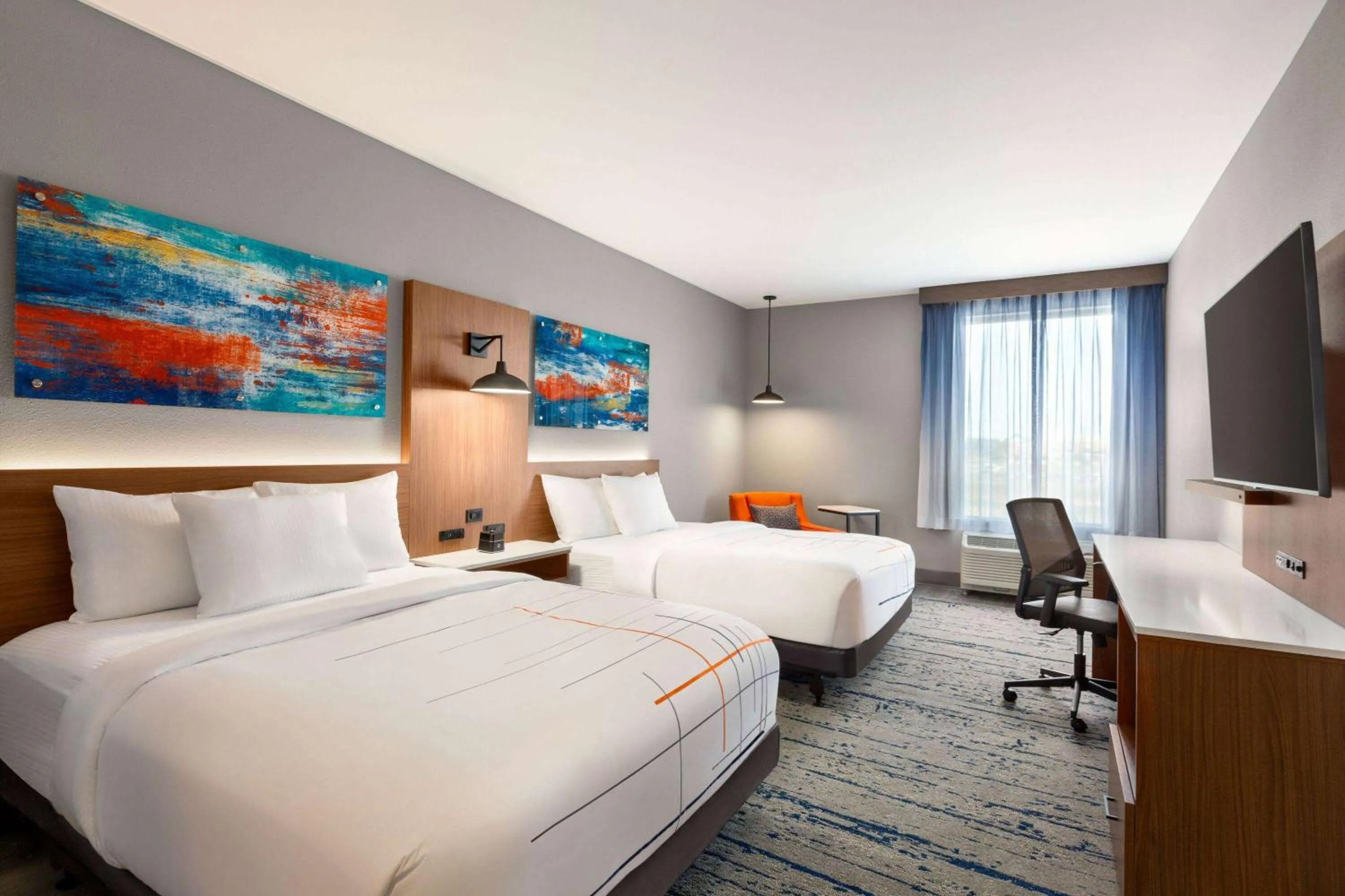 Photo of the whole room, Bed in La Quinta Inn & Suites by Wyndham Mount Laurel Moorestown