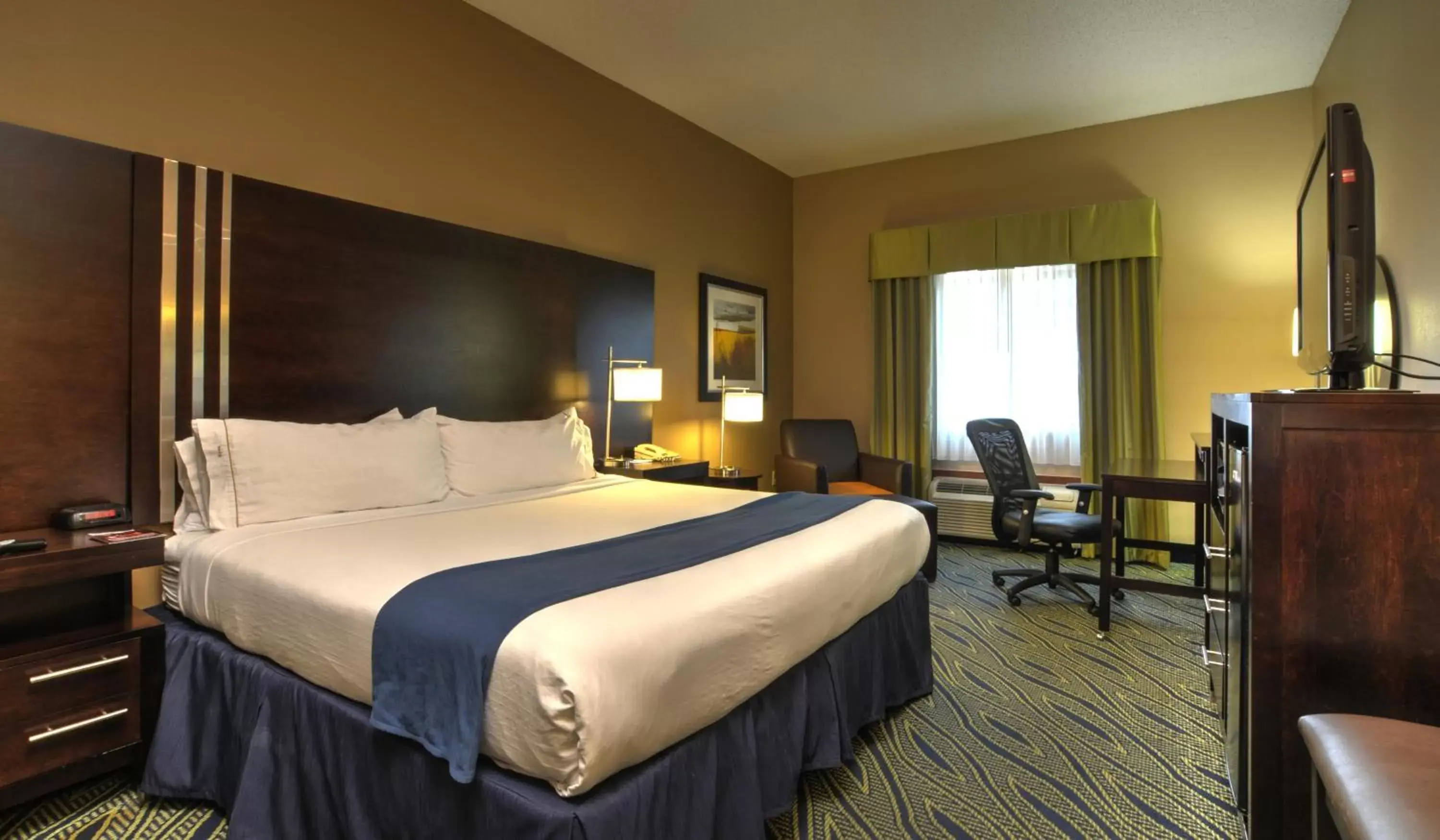 Day, Bed in Holiday Inn Express & Suites Midwest City, an IHG Hotel