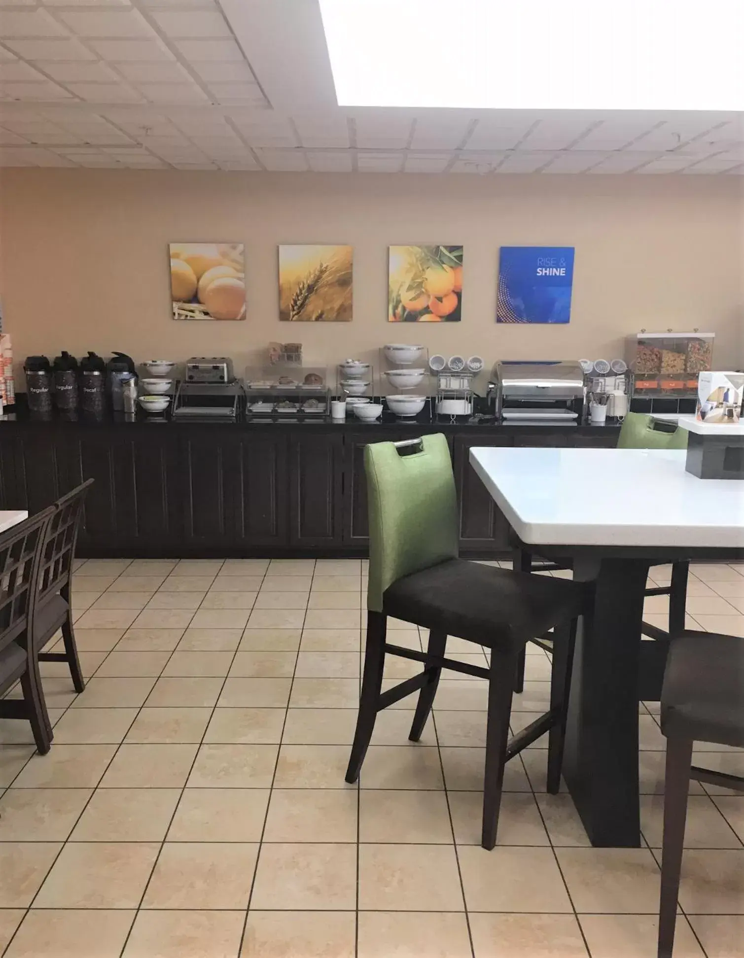 Food, Restaurant/Places to Eat in Comfort Inn & Suites