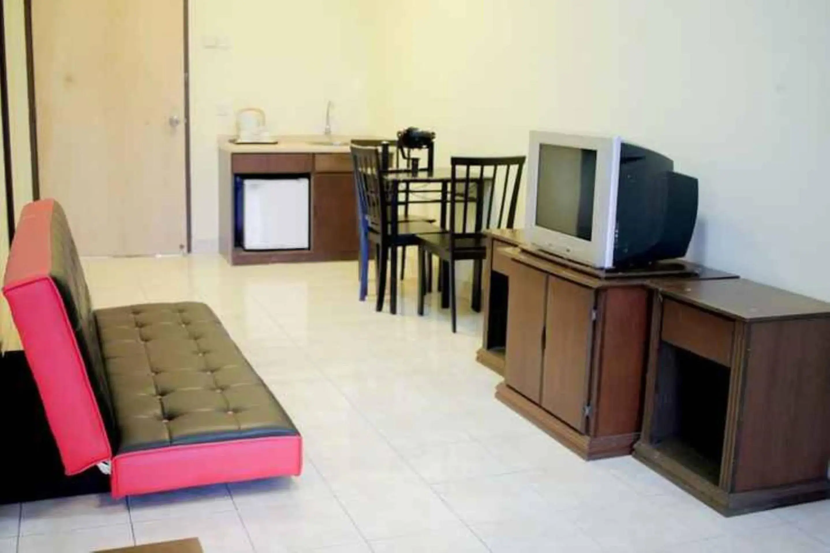 Bedroom, TV/Entertainment Center in OYO HOME 90301 Suria Service Apartments @ Bukit Merak Laketown Resort