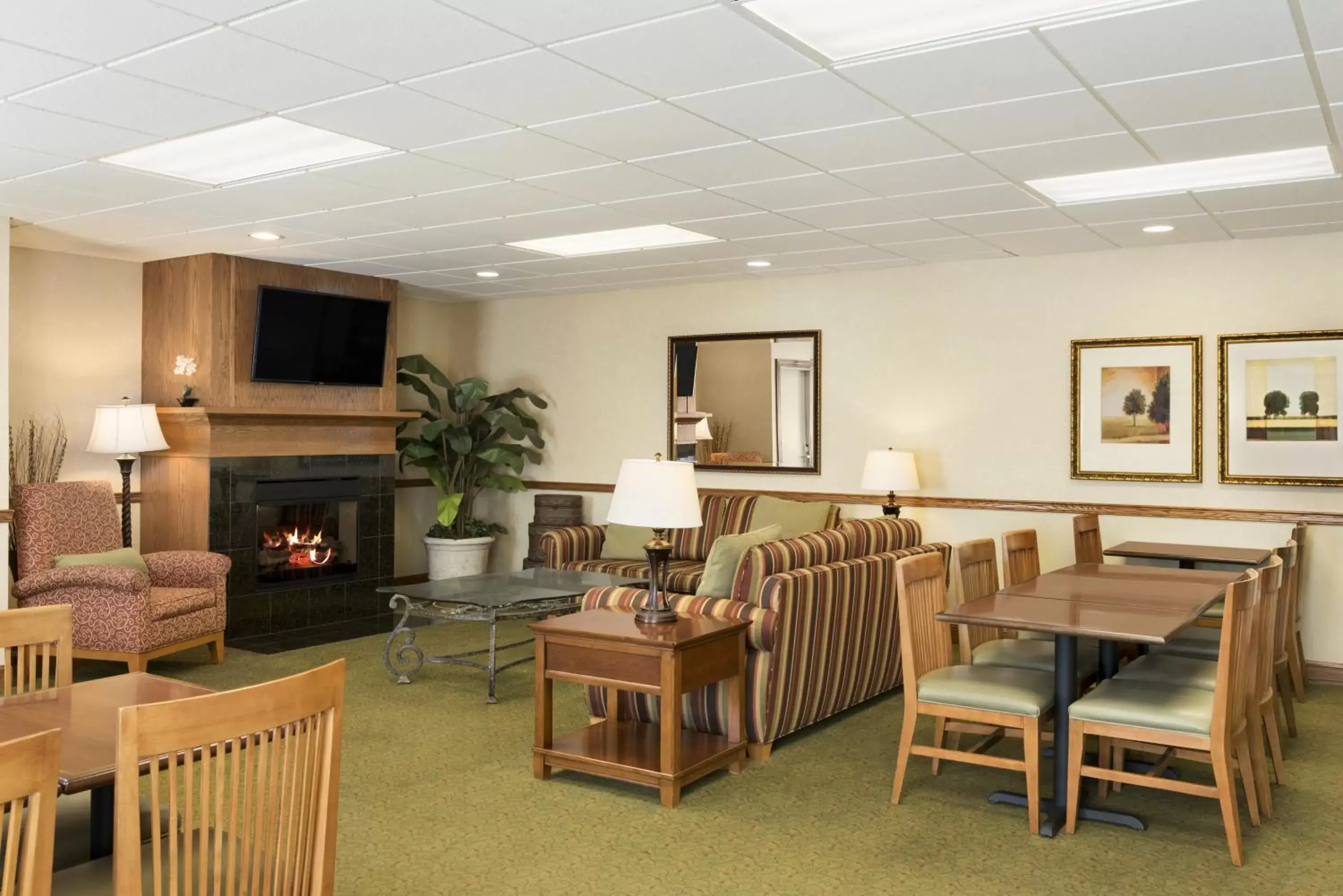 Communal lounge/ TV room in Country Inn & Suites by Radisson, Peoria North, IL