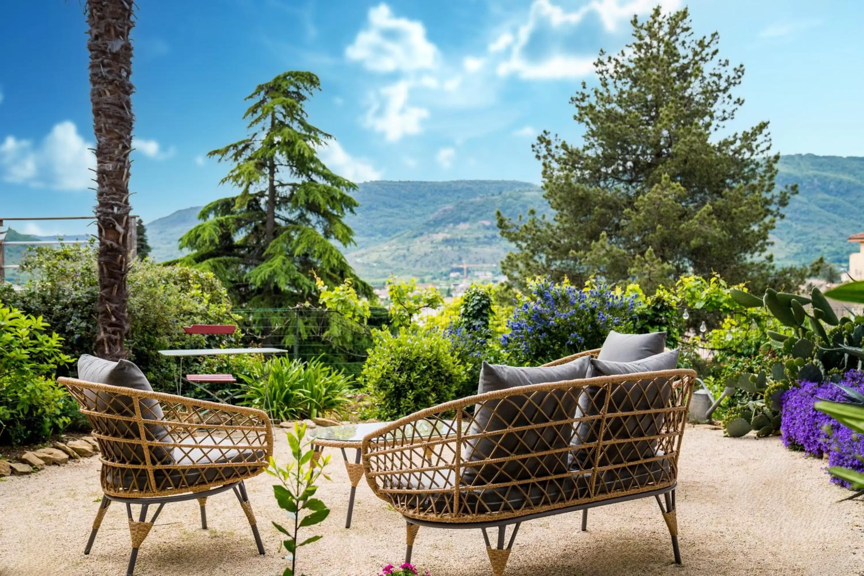 Patio in La Maison Jaffran, suite en ville