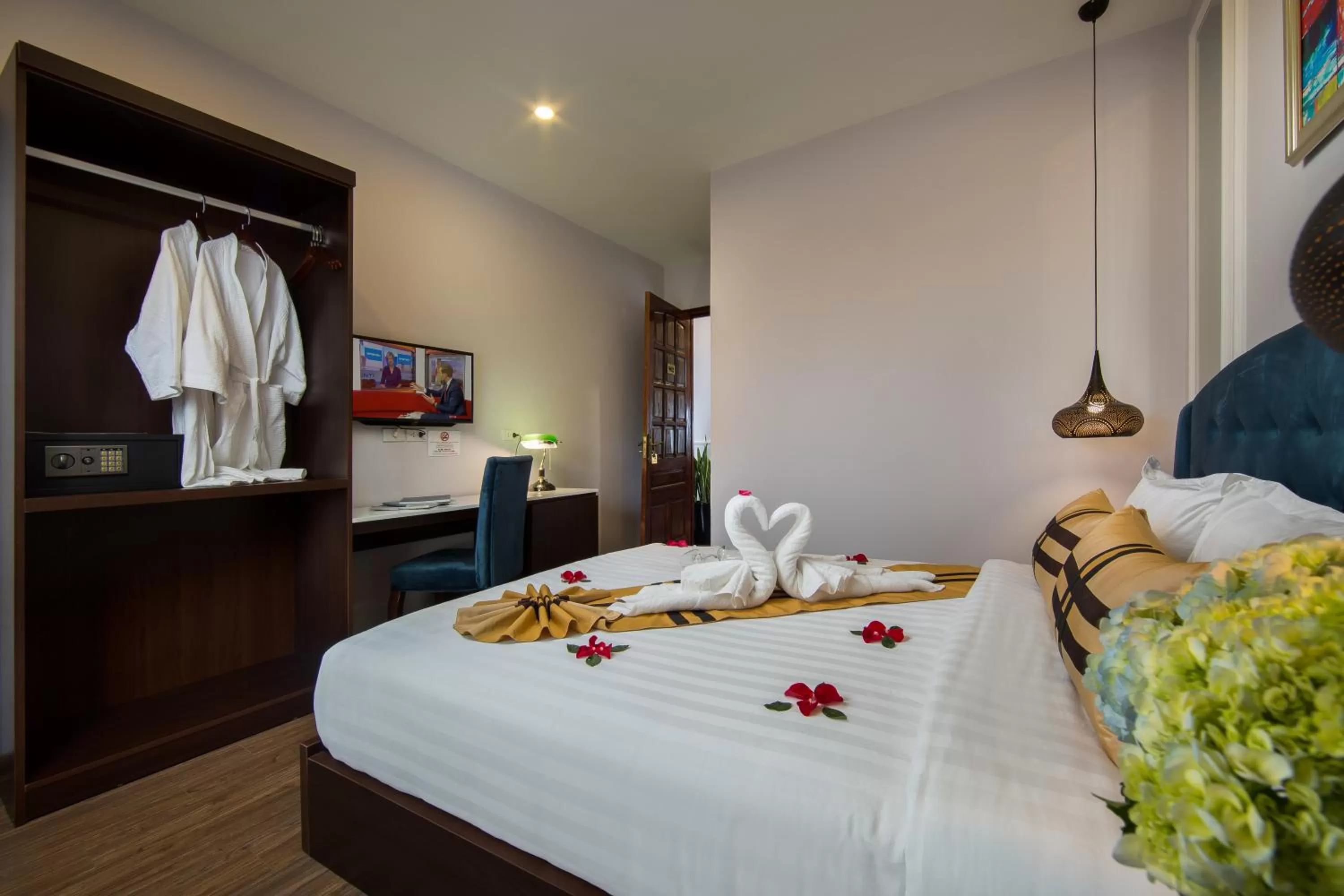 TV and multimedia, Bed in S Central Hotel and Spa