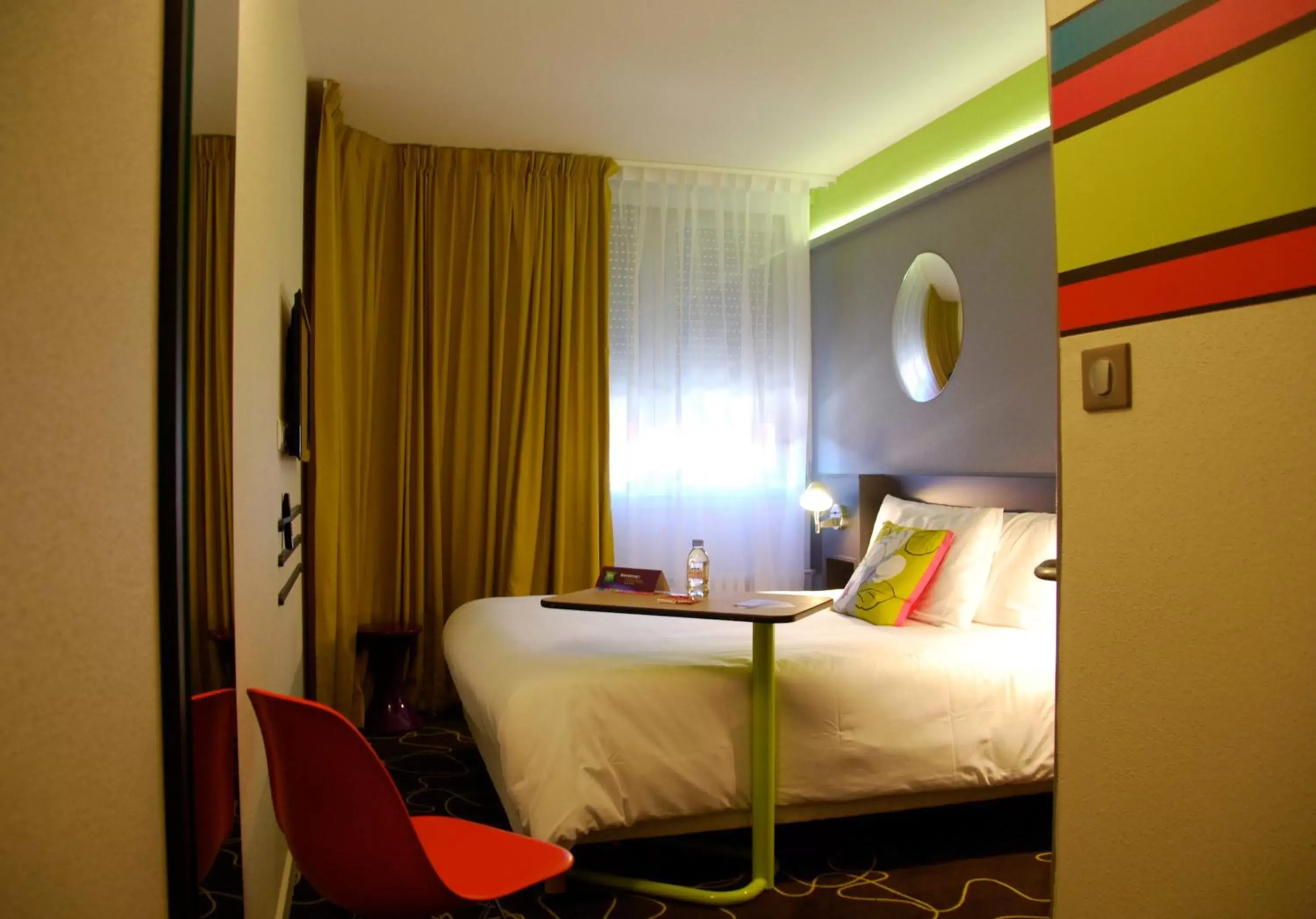 Photo of the whole room, Bed in ibis Styles Roanne Centre Gare