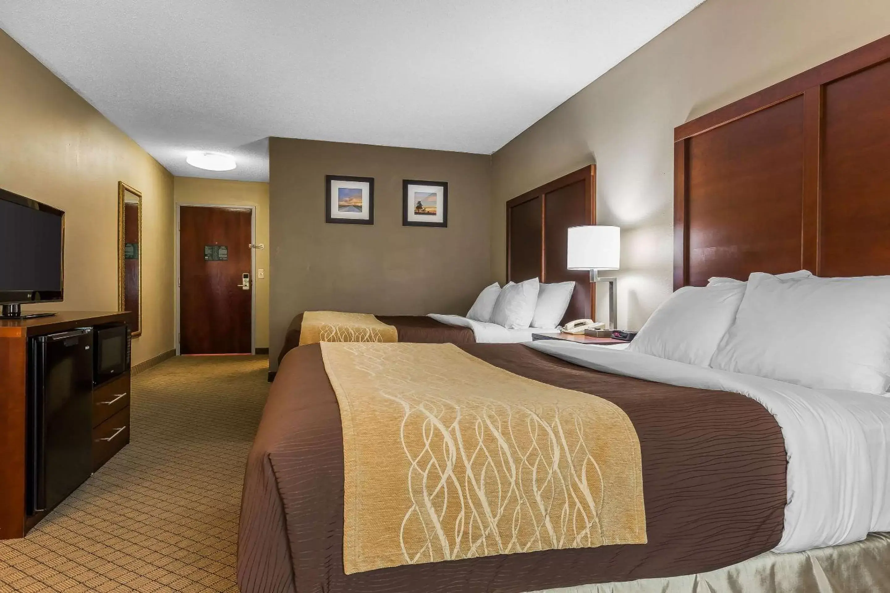 Photo of the whole room, Bed in Comfort Inn & Suites Mishawaka-South Bend