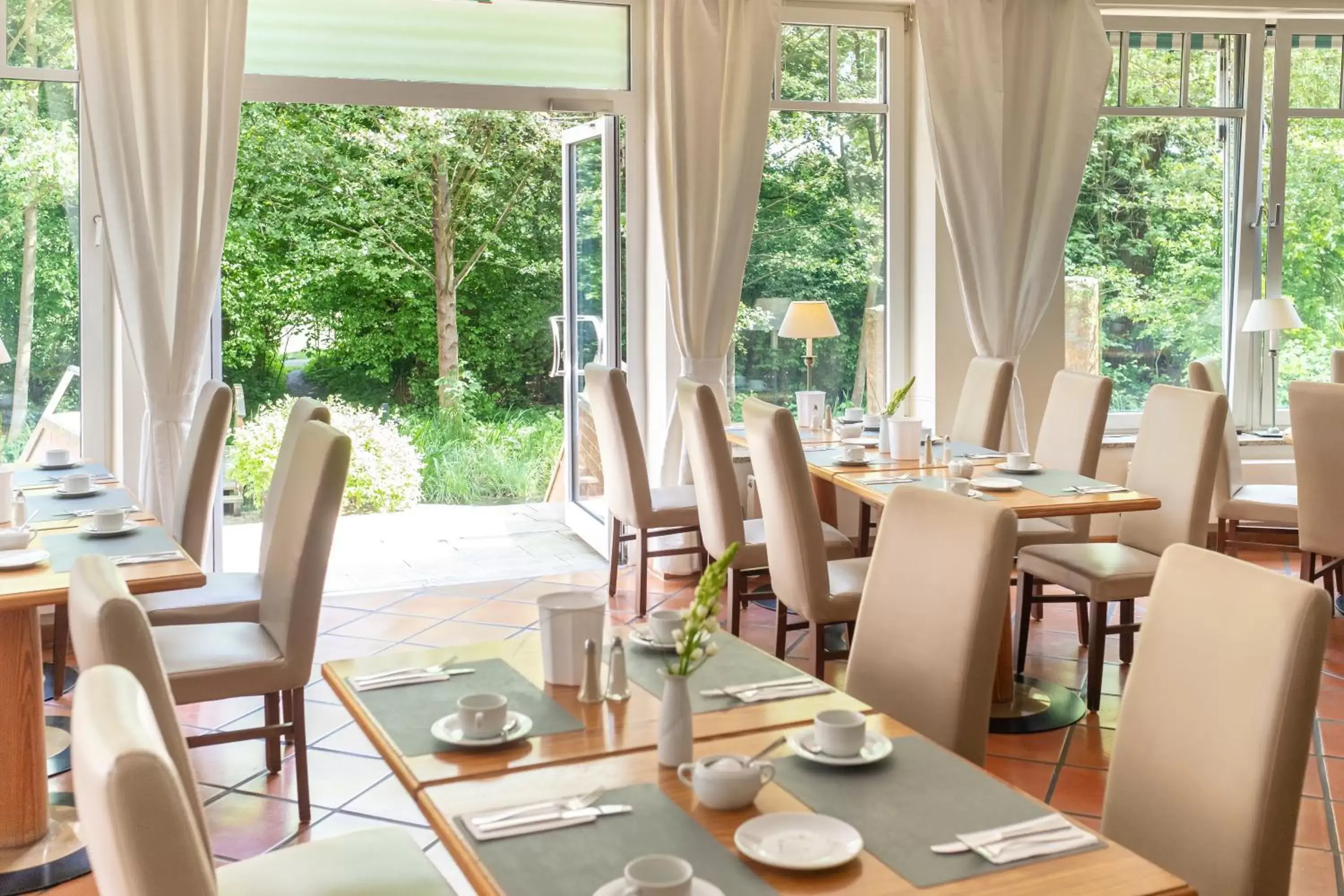 On site, Restaurant/Places to Eat in Golden Tulip Luebecker Hof