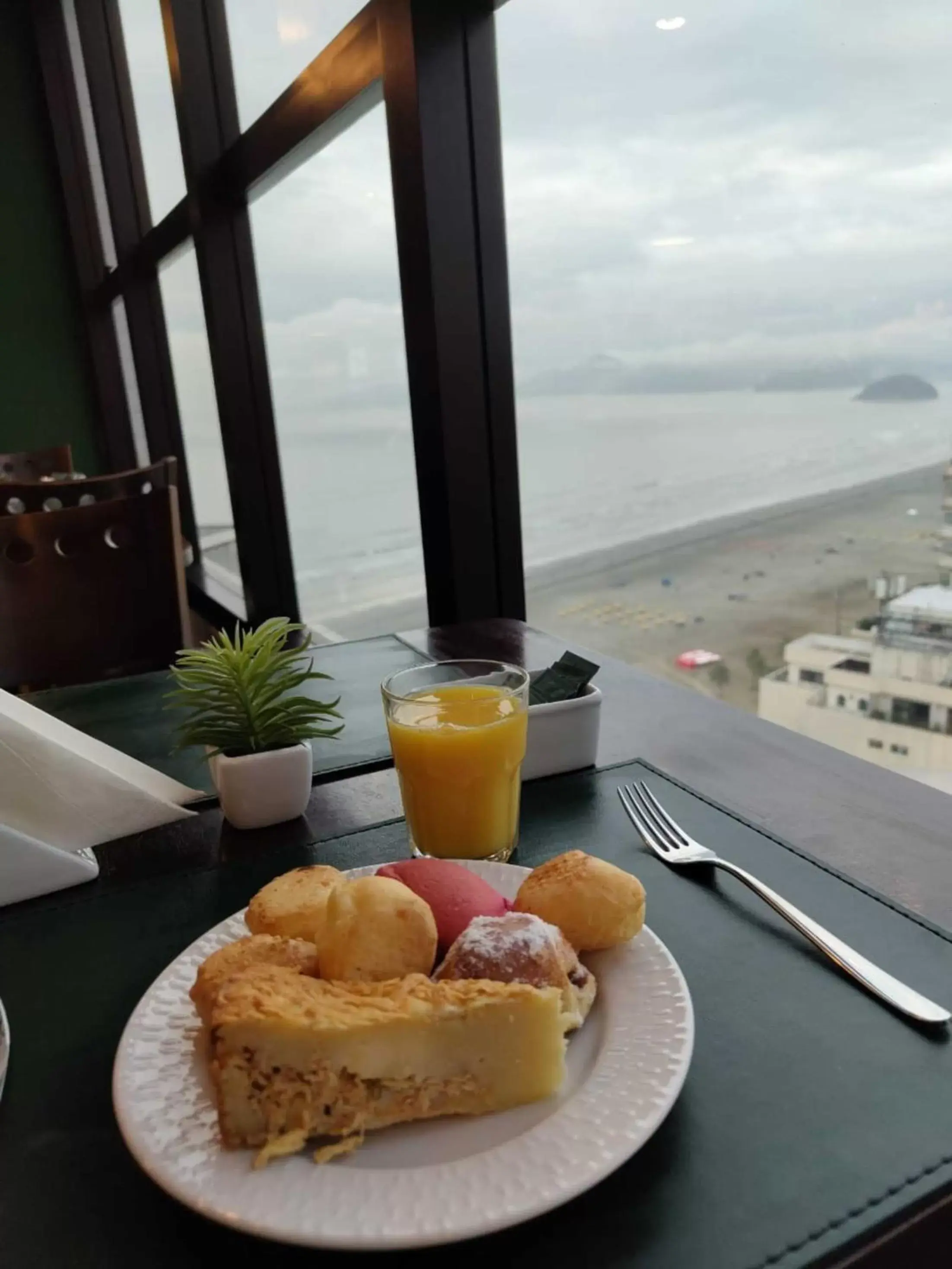 Breakfast in Summit Suítes Hotel Santos