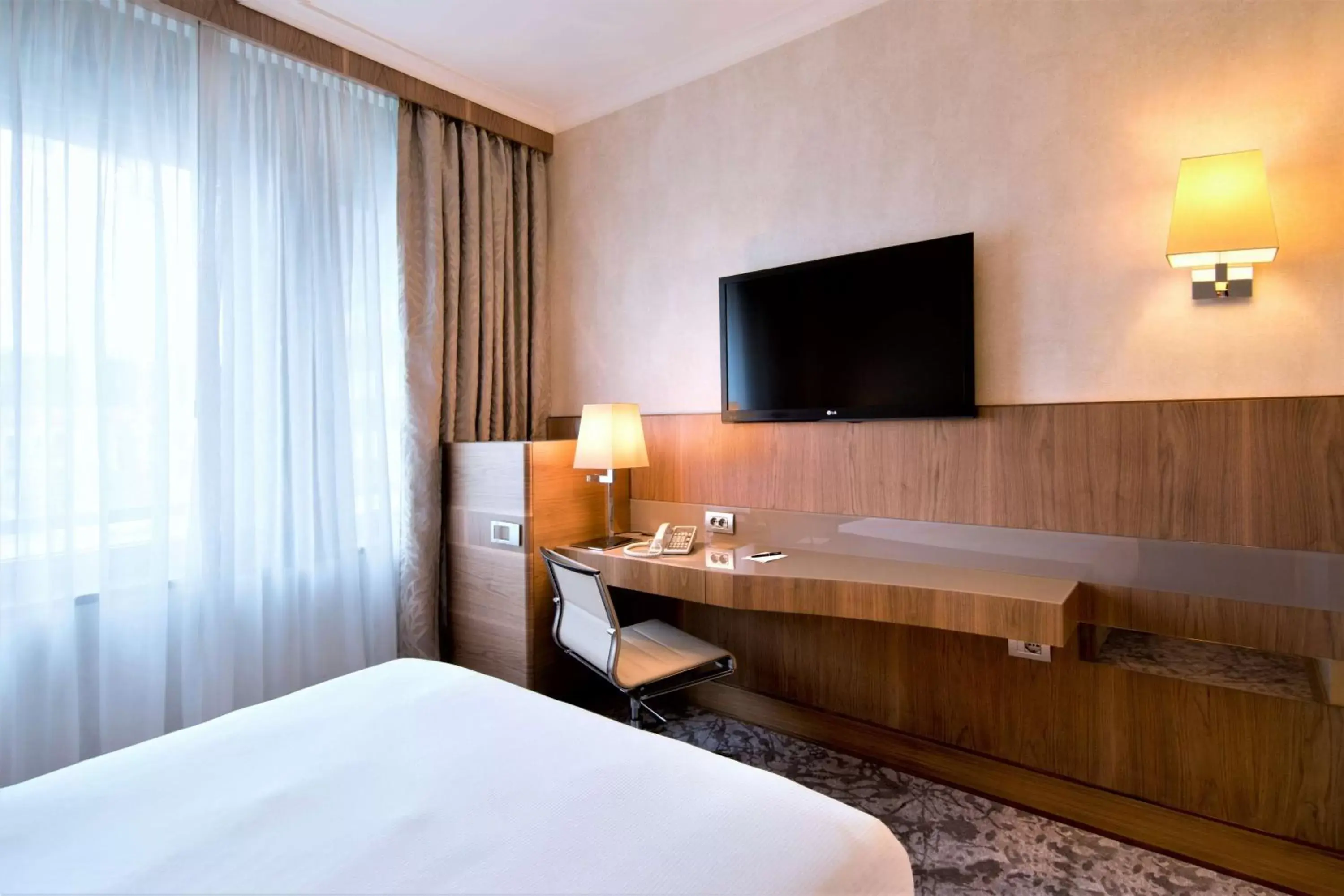 Bedroom, TV/Entertainment Center in Hilton Milan