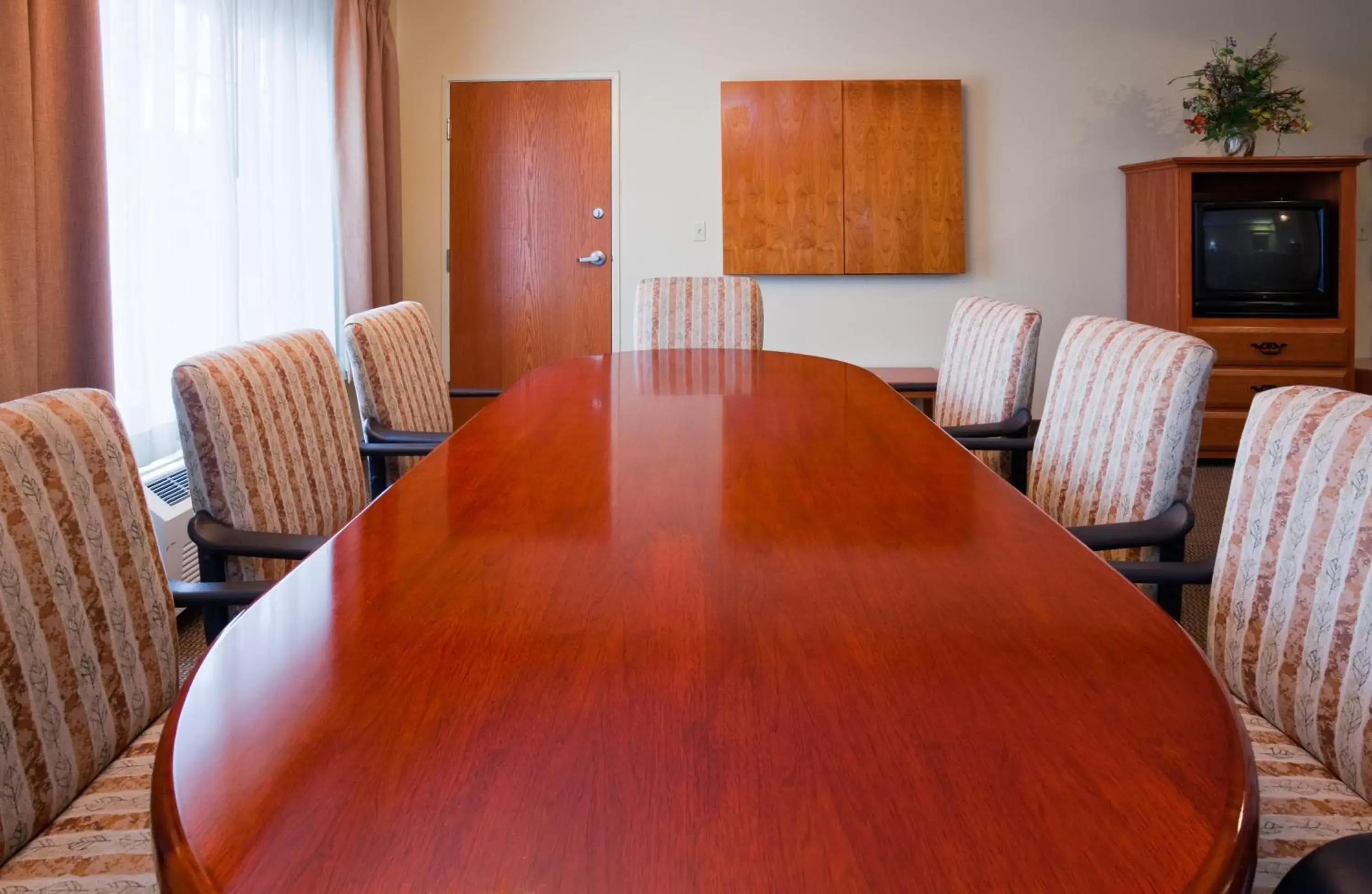 Meeting/conference room, Dining Area in Holiday Inn Express Anchorage, an IHG Hotel