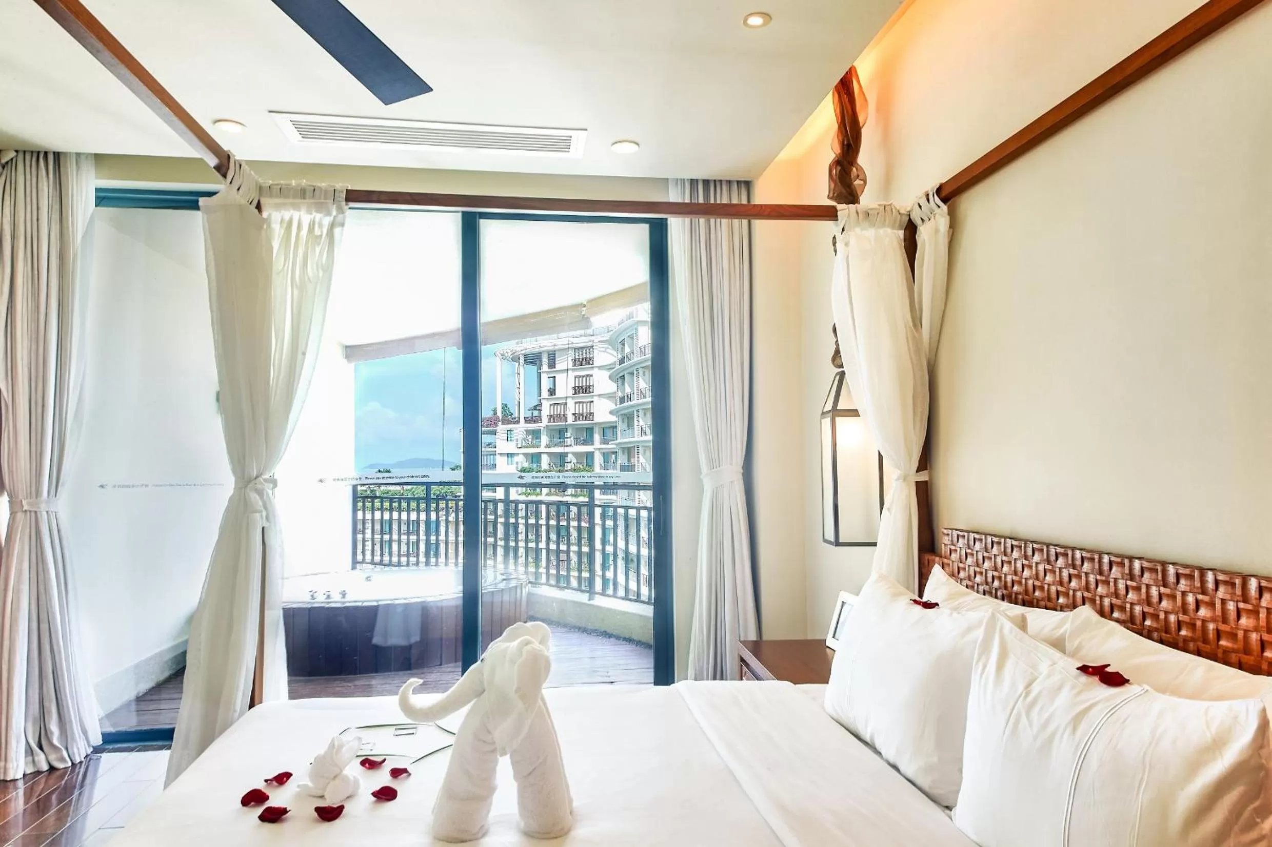 Bed in Ocean Sonic Resort Sanya