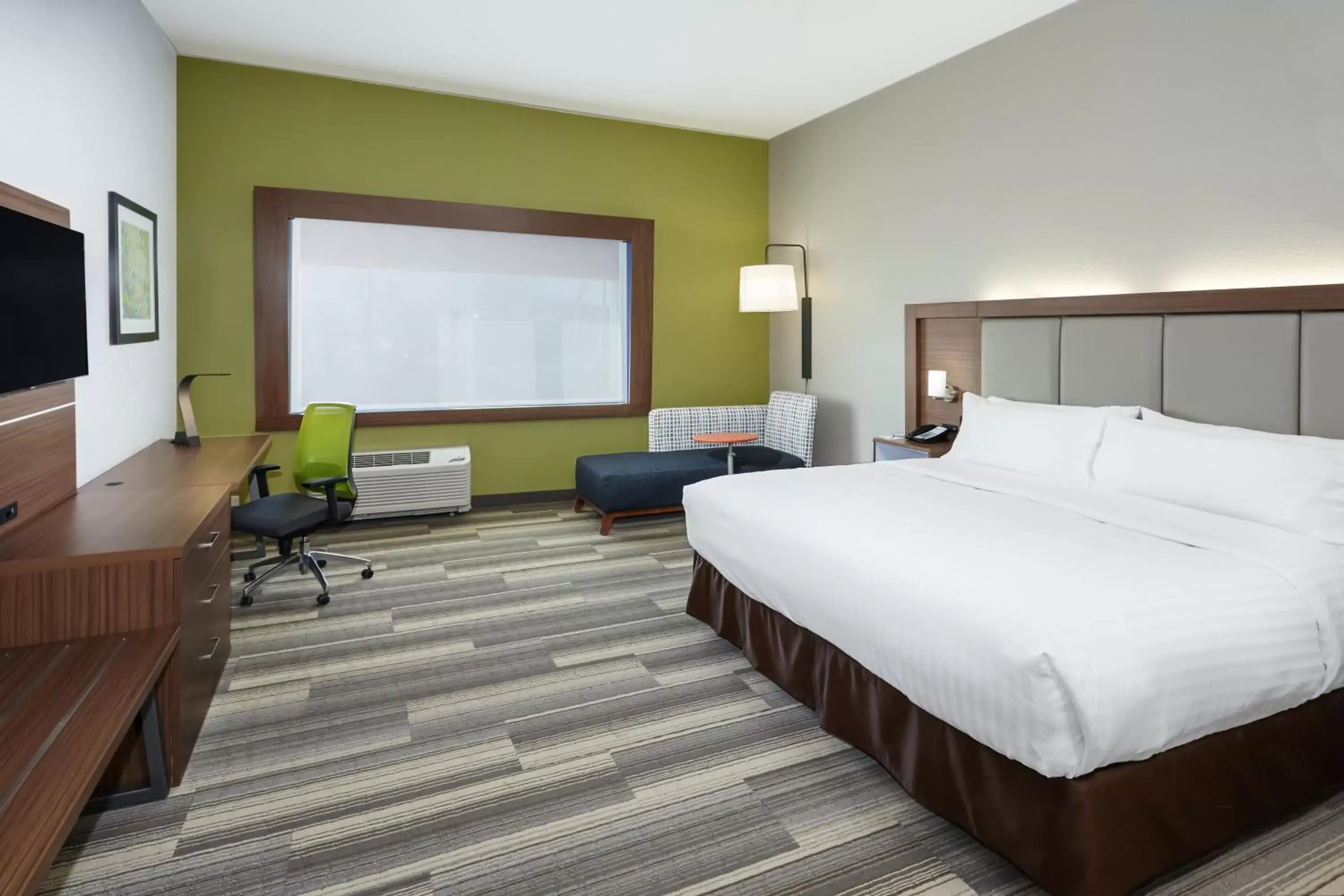 Photo of the whole room, Bed in Holiday Inn Express & Suites Chicago North Shore - Niles, an IHG Hotel