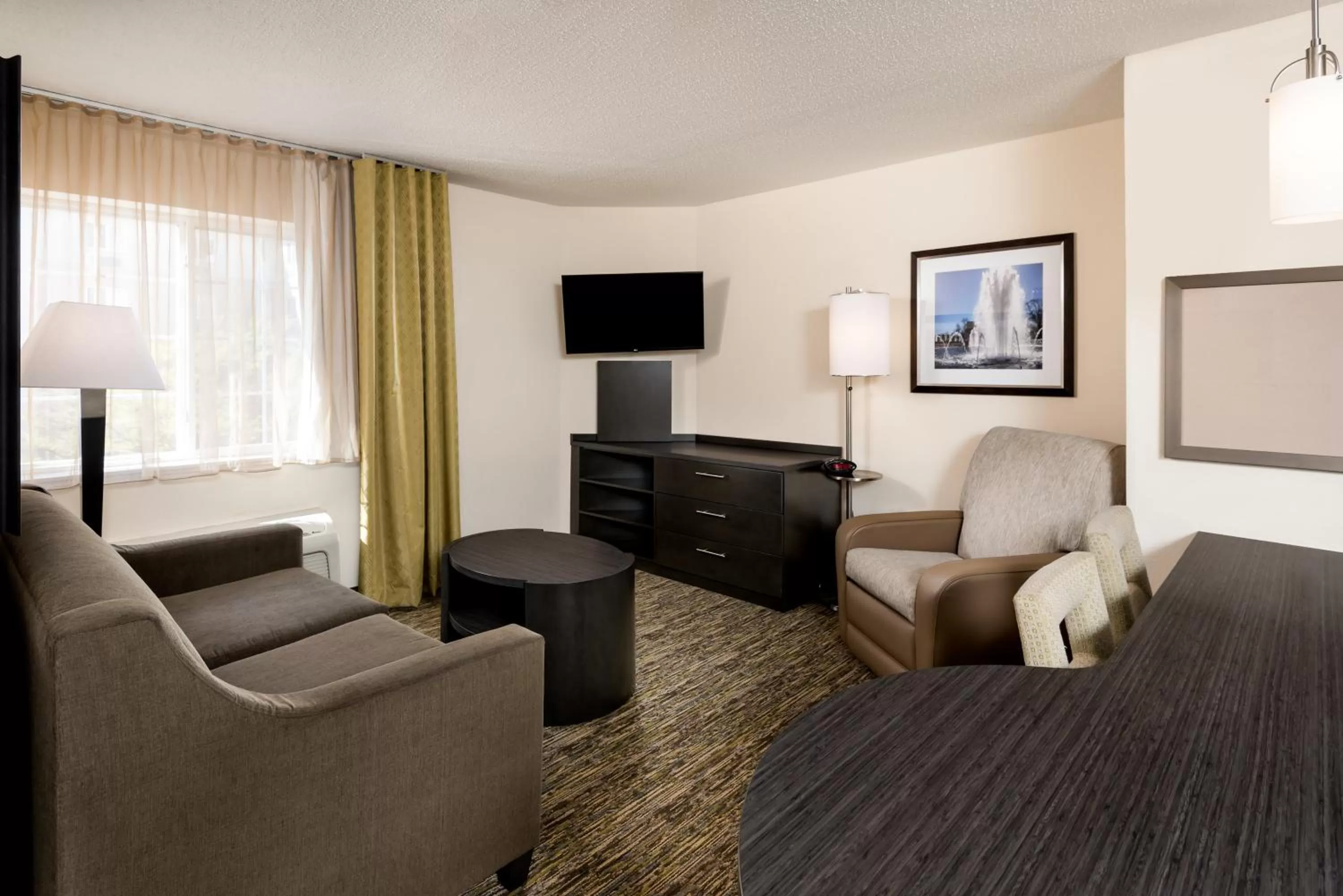 Photo of the whole room, Bed in Candlewood Suites Sterling by IHG